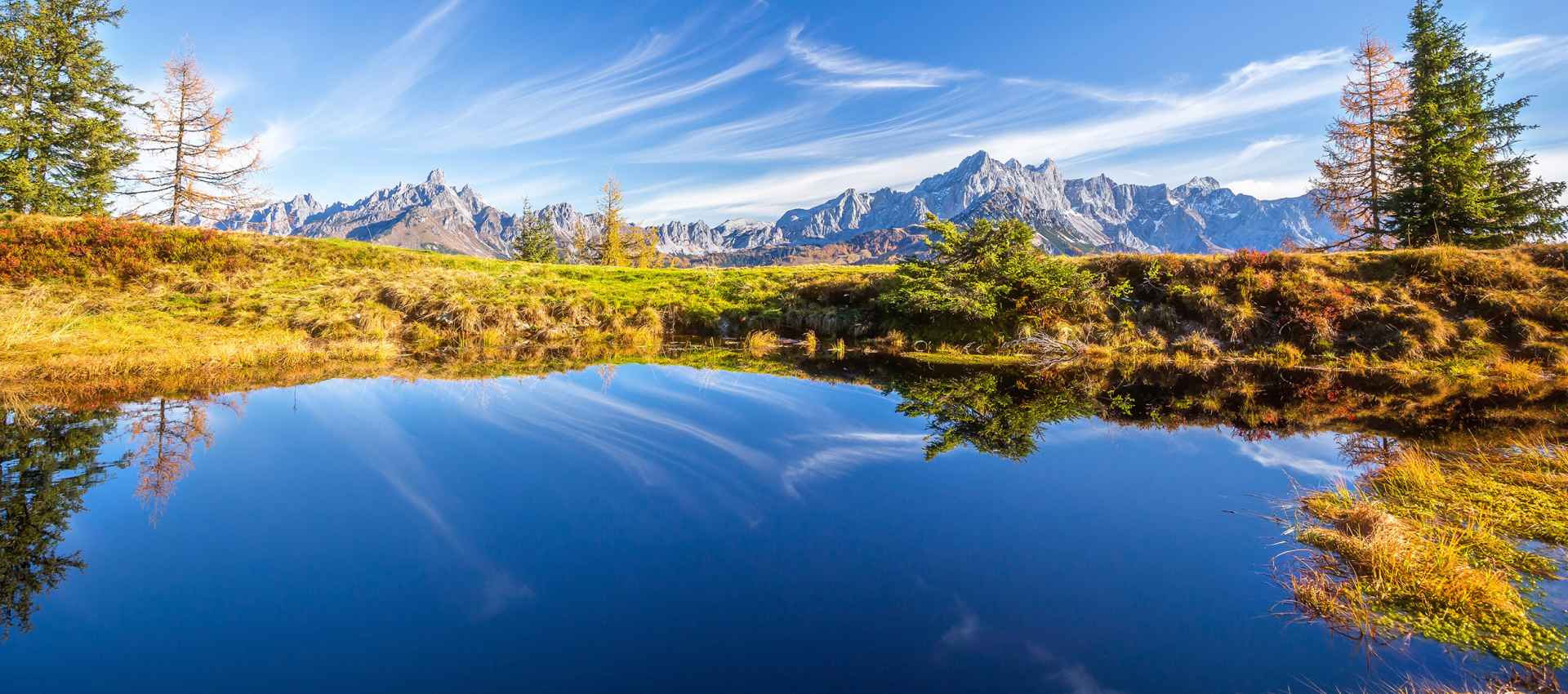 Alpen Alps Berge Bergpanorama Bergwelt Bewölkung Cirrus Dachstein Dachstein-massiv Dachsteingebergte Dachsteingebirge Dachsteinmassiv Effekt Federwolke Gebirge Genre Gewässer Gosaukamm Grauwackenzone Herbst Jahreszeiten Landschaft Meteorologie Moor Moorauge Moorsee Natur & Landschaft Noordelijke Kalkalpen Nordalpen Northern Limestone Alps Nördliche Ostalpen Panorama Rossbrand Roßbrand Salzburg Slate Alps Salzburger Grasberge Salzburger Schieferalpen Spiegelung Stillgewässer Tümpel Wasser Weather Weiher Wetter ausblick bergen bog pond clouds effect meteorology mountains poel reflect reflection spiegeln uitzicht ven view vista water waterloop weer weitsicht wolken