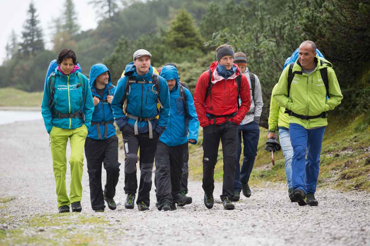 Egal ob Gratüberschreitung oder quer durchs Geröllfeld - damit Frauen auf allen Terrains in Aktion treten können, hat LOWA den Bergtouren-Schuh ALPINE EXPERT II GTX Ws entwickelt. Für Stabilität sorgt der hohe Schaft. Zudem wurde eine Carbon-Brandsohle verarbeitet. Und wirds mal richtig nass und kalt, kann sich die Trägerin auf das wasserdichte GORE-TEX-Futter mit 400er PrimaLoft®-Isolierung verlassen.