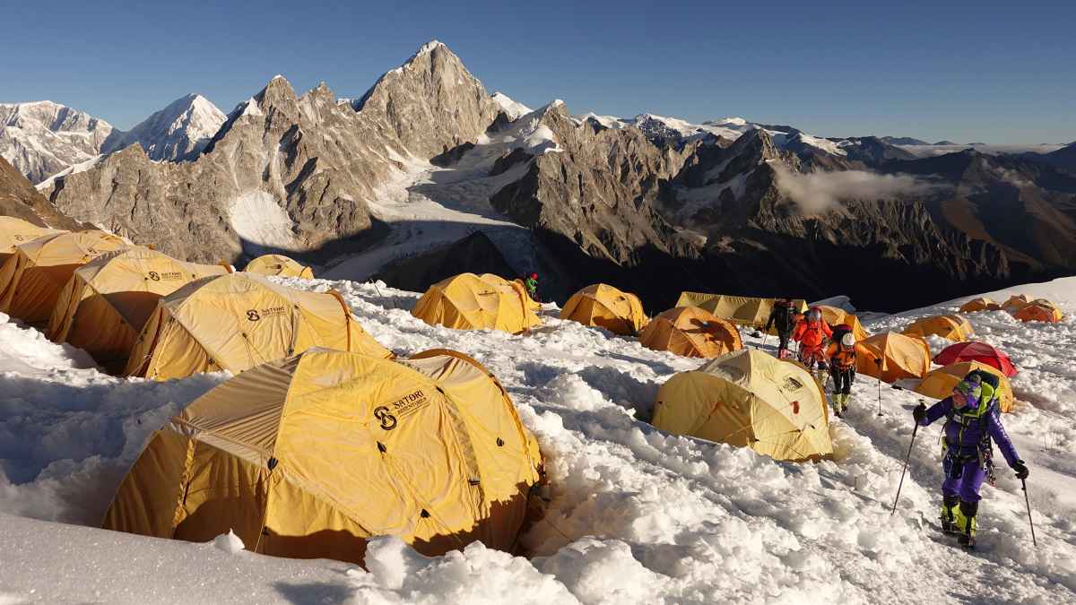 Feel right at home in the Himalayas - with the mountaineering expedition boots developed by LOWA and extreme mountaineer, Ralf Dujmovits. He knows what it takes to face the Arctic temperatures and Alpine challenges that arise at an elevation of more than 8,000 metres: He is the first German mountaineer to scale all 14 eight-thousanders. The result of this partnership is a boot designed to take on the most demanding expeditions. The removable inner boot is insulated with 400 grams of comfortable Primaloft®.