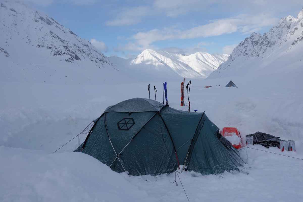 Climbers who are determined to reach the very top have to be able to rely on their technical gear. For Alpine mountaineering boots in particular, there are a wide range of requirements, depending on the terrain and weather conditions. The ALPINE ICE GTX is a boot that was developed jointly by the LOWA PRO Team and active Alpinists. The completely crampon-compatible boot is designed for both icy and rocky passages, with GORE-TEX Duratherm lining and a cushioning element integrated into the shank.