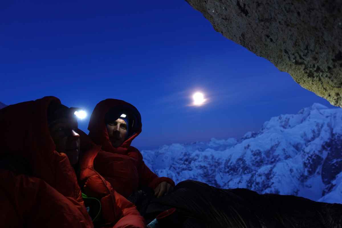 Wer hoch hinaus will, muss sich auf seine technische Ausstattung verlassen können. Gerade bei alpinen Bergstiefeln kommt es je nach Untergrund und Wetterlage auf die unterschiedlichsten Anforderungen an. Mit dem ALPINE ICE GTX ist ein Stiefel entstanden, den das LOWA PRO Team zusammen mit aktiven Alpinisten entwickelt hat. Der vollsteigeisenfeste Gamaschenschuh mit GORE-TEX-Duratherm-Futter und einem in der Brandsohle integrierten Dämpfungselement eignet sich sowohl für eisige als auch felsige Passagen.