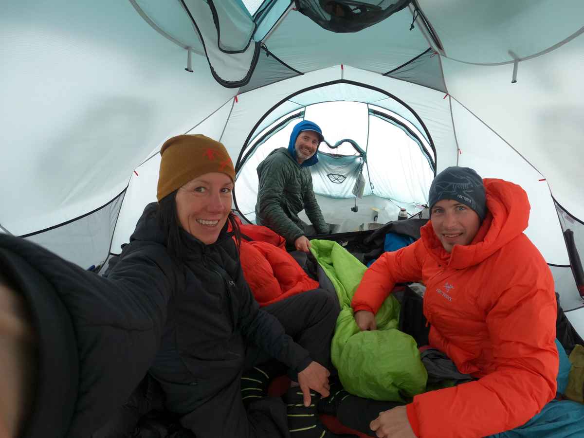 Chi vuole salire in direzione del cielo deve poter fare affidamento sulla sua attrezzatura tecnica. E quando si tratta di scarponi da montagna è indispensabile che soddisfino le esigenze più disparate, a seconda del terreno e dalle condizioni meteorologiche. ALPINE ICE GTX è uno scarpone sviluppato dal team LOWA PRO insieme a un gruppo di alpinisti attivi. La calzatura completamente ramponabile - dotata di una fodera in GORE-TEX Duratherm e di un elemento ammortizzante integrato nella tramezza - è adatta sia ai passaggi ghiacciati sia a quelli rocciosi.