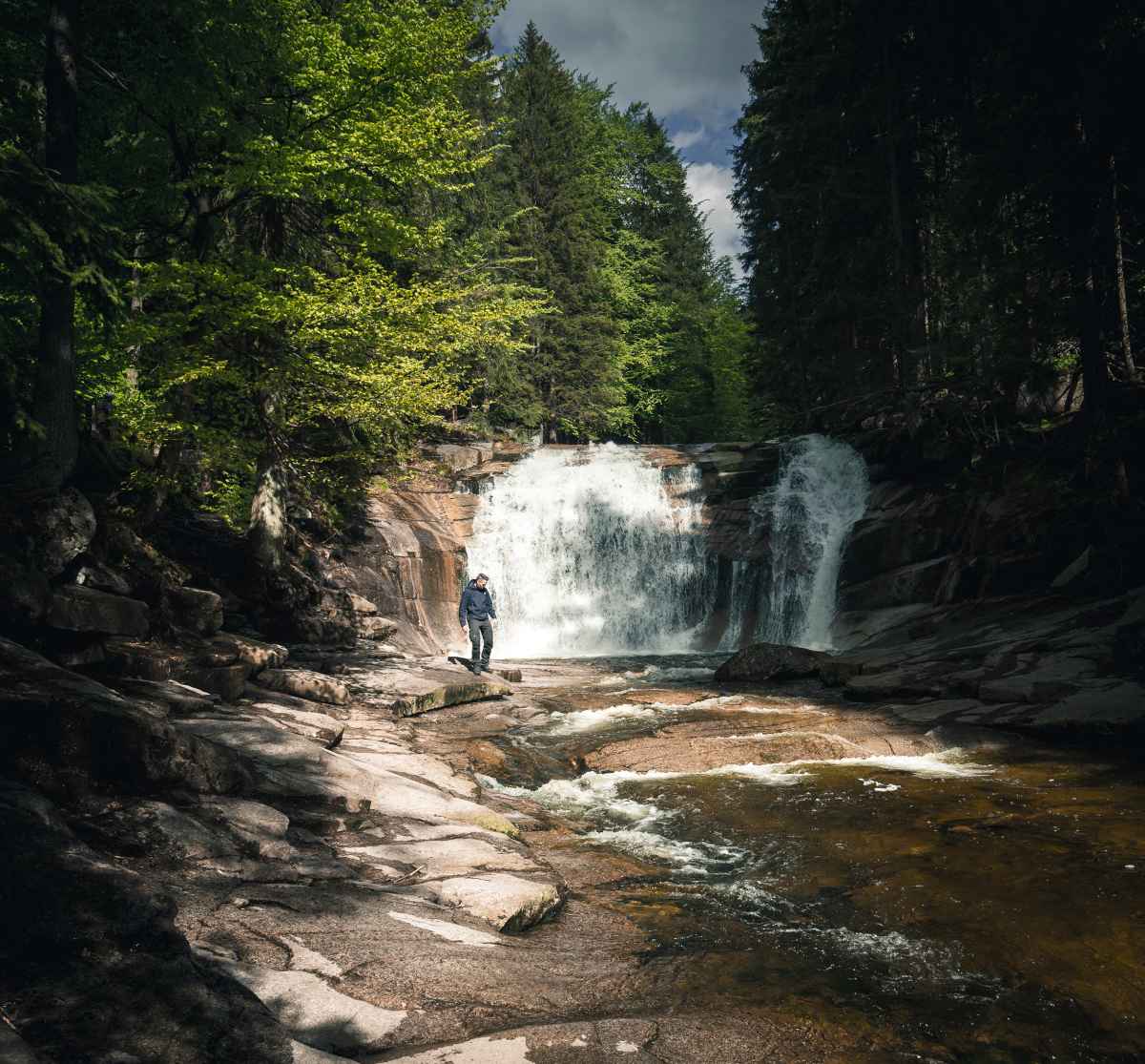 You can spot a trekking boot that has pronounced alpine genes right away. Boots like the TICAM EVO GTX model. With its partially crampon-compatible Vibram soles and waterproof GORE-TEX lining, the shoe has what it takes to reach lofty heights. At the same time, it can excel on less challenging terrain as well: exceptional walking comfort, optimal rolling properties and a perfect fit.