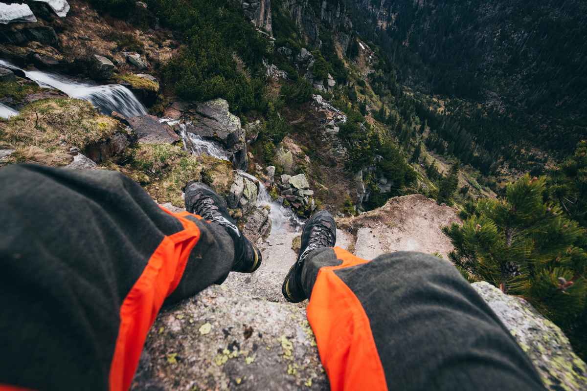 Besitzt ein Trekking-Schuh ausgeprägte alpine Gene, lassen sich diese bereits auf den ersten Blick erkennen. So wie beim Modell TICAM EVO GTX, der mit seiner bedingt steigeisenfesten Vibram-Sohle und dem wasserdichten GORE-TEX-Innenfutter über die wichtigsten Grundvoraussetzungen für das Erreichen ambitionierter Ziele verfügt. Zugleich bringt er die nötigen Eigenschaften mit, um auch in flacheren Passagen durch hohen Gehkomfort, optimales Abrollverhalten und perfektes Fitting zu glänzen.