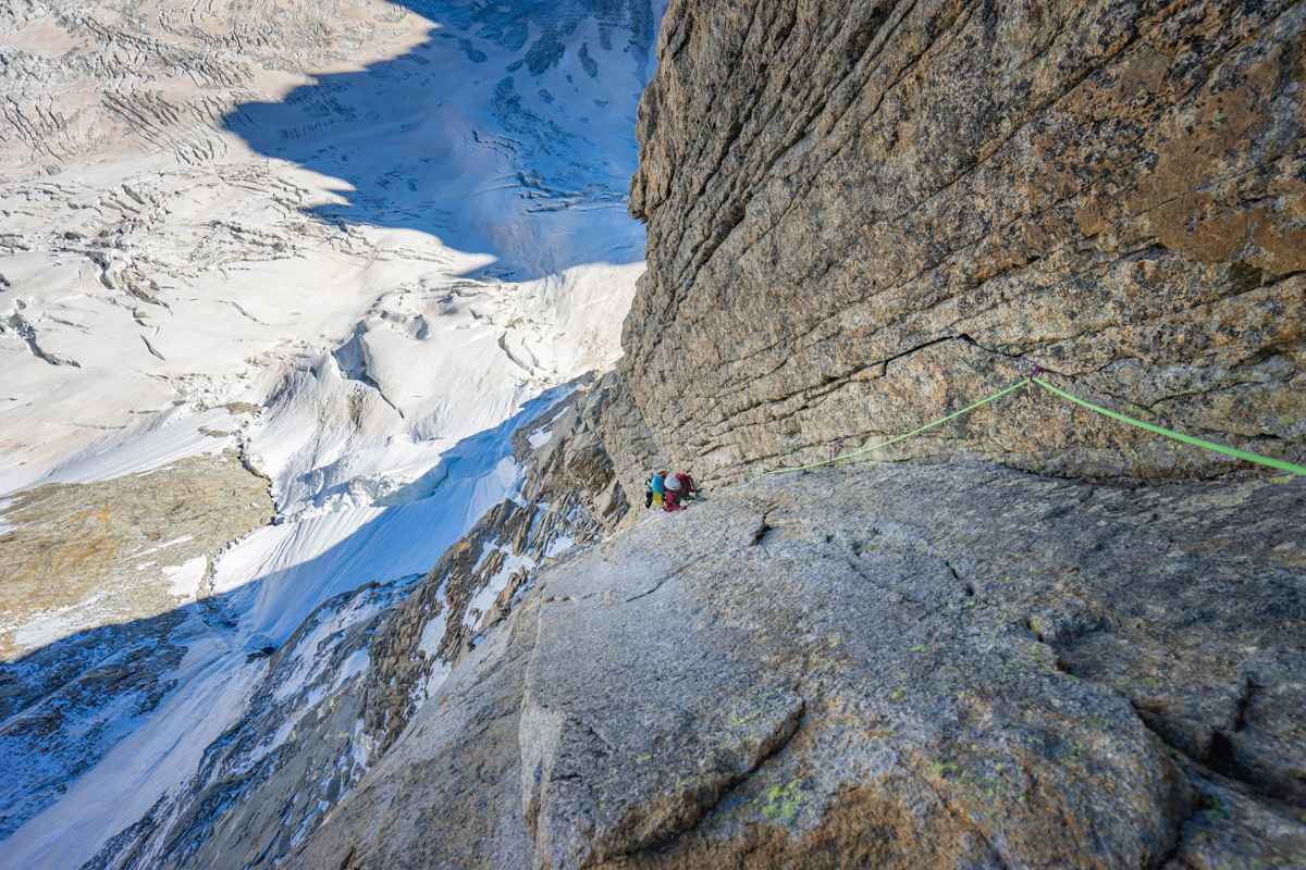 Egal ob Gratüberschreitung oder quer durchs Geröllfeld - damit Frauen auf allen Terrains in Aktion treten können, hat LOWA den Bergtouren-Schuh ALPINE EXPERT II GTX Ws entwickelt. Für Stabilität sorgt der hohe Schaft. Zudem wurde eine Carbon-Brandsohle verarbeitet. Und wirds mal richtig nass und kalt, kann sich die Trägerin auf das wasserdichte GORE-TEX-Futter mit 400er PrimaLoft®-Isolierung verlassen.