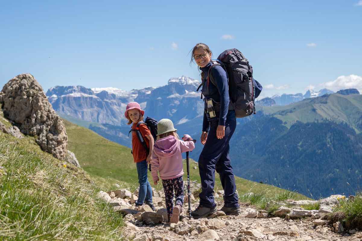 Für alle, bei denen es immer besonders fix gehen muss, ist der MADDOX GTX MID JUNIOR der Schuh der Wahl. Der Outdoor-Schuh mit stabilem Schaft und leichter Konstruktion punktet neben knalligen Farben vor allem mit seiner Kombination aus Elastiksenkeln und Klettverschluss, die den Ein- und Ausstieg in den Schuh zum wahren Kinderspiel machen. Die solide Schaft- und Sohlenkonstruktion unterstützt junge Füße beim Toben in unterschiedlichstem Gelände und das GORE-TEX-Futter sorgt währenddessen für besten Tragekomfort.