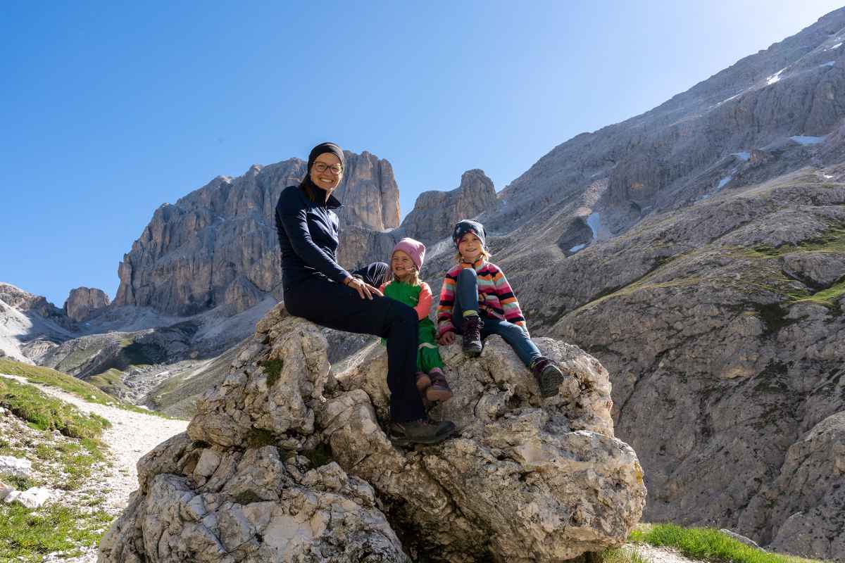 Wenn kindliche Abenteuerlust und strapazierfähige Multifunktionsschuhe aufeinandertreffen, dann kann am Ende eigentlich nur ein perfekter Kinderschuh dabei herauskommen. Und weil die Kids ihren großen Vorbildern gerne nacheifern, gibts vom Modell für Erwachsene mit dem INNOX PRO GTX MID JUNIOR nun auch eine Variante für die kleinen Füße. Dabei hält das GORE-TEX-Futter die Füße zuverlässig trocken, während die direkt angespritzte Zwischensohle aus LOWA DynaPU® ein natürliches Abrollverhalten sowie einen hohen Komfort ermöglicht.