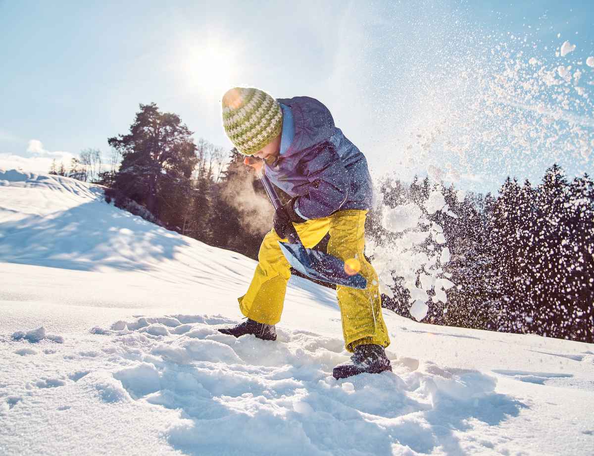 Wenn draußen der erste Schnee fällt, kann es bei den Kids nicht schnell genug gehen. Zum Glück sind die neuen MADDOX WARM GTX MID sofort einsatzbereit und machen jedes Abenteuer mit. Damit der Spaß nie zu kurz kommt, bleiben die kleinen Füße dank wasserdichtem GORE-TEX-Partelana-Futter warm und trocken.