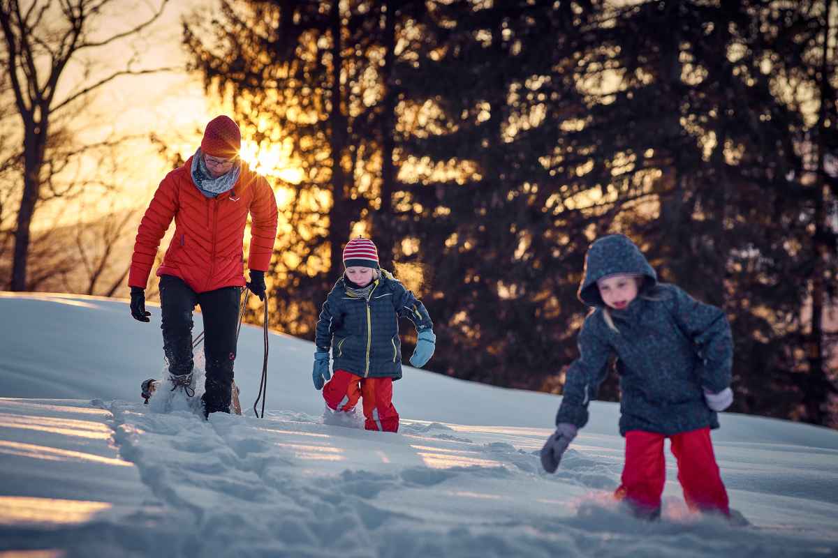 LOWA a conçu la chaussure RAIK GTX comme un modèle résolument contemporain : avec son look rappelant une botte de snowboard, elle accompagne les enfants à chaque bataille de boules de neige et chaque partie de luge. Pour ce faire, elle comprend une tige en nubuck et en matière textile. La doublure GORE-TEX Partelana offre également un confort optimal.