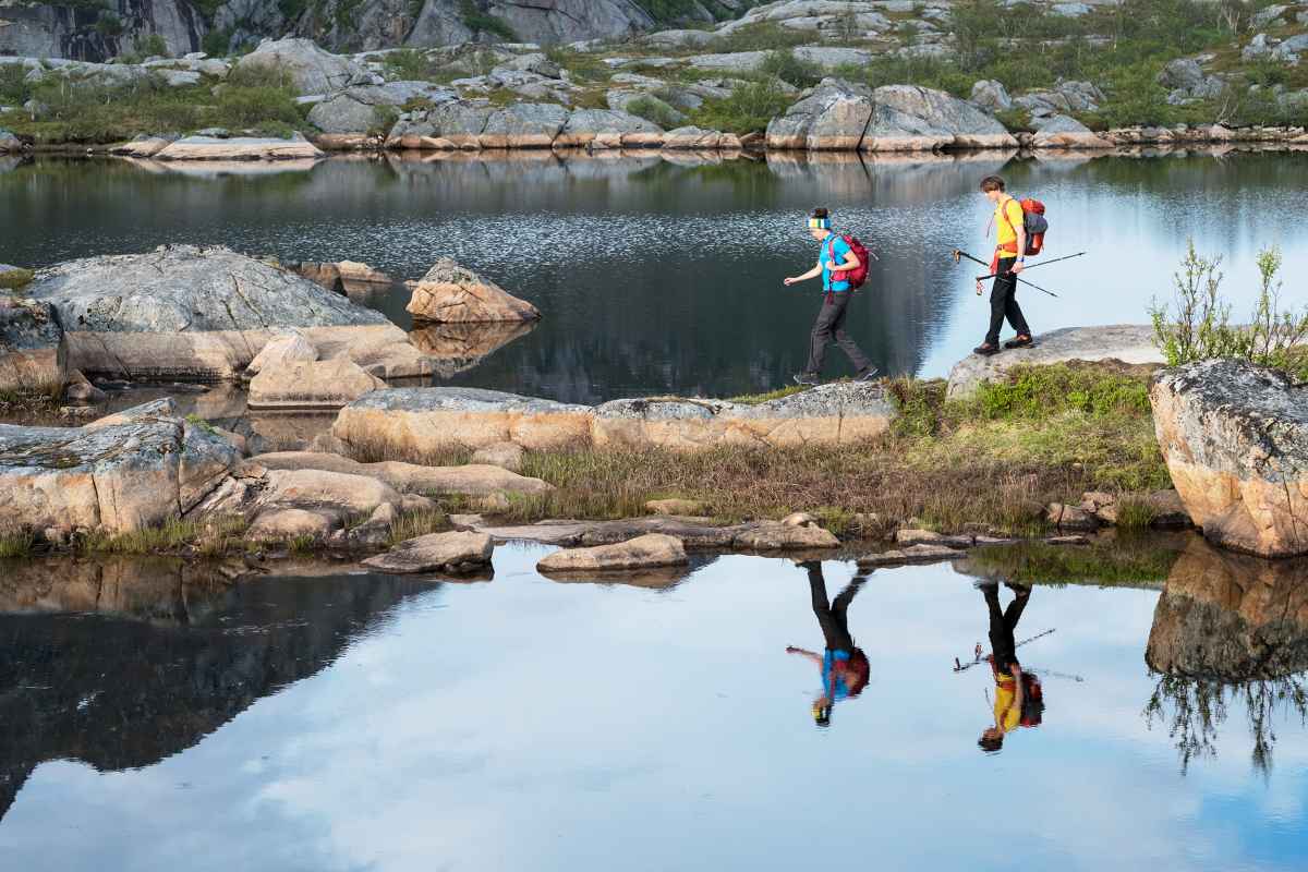 Wanderszene auf den Festvagtinden bei Henningsvaer, Lofoten, Norwegen.