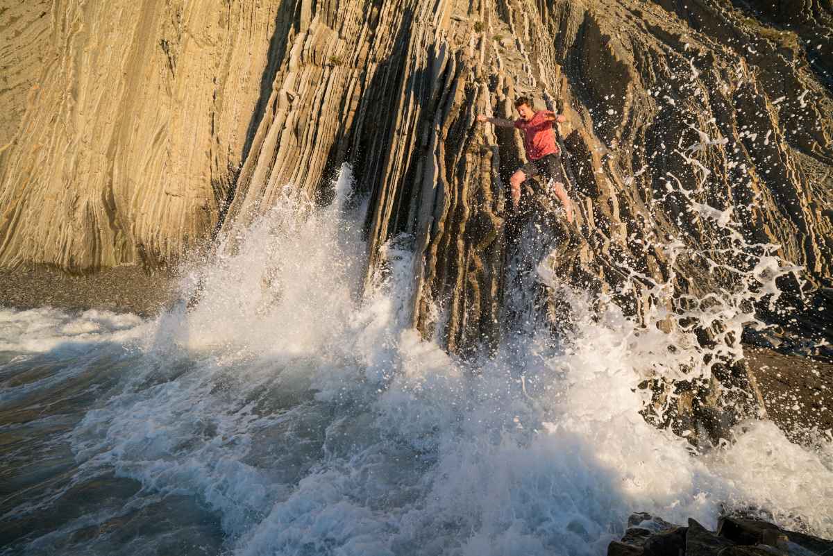 Riuscire a migliorare un prodotto già molto valido è una delle sfide più ardue in assoluto. Eppure farcela è possibile, come dimostra la comodissima scarpa da escursionismo RENEGADE GTX LO. La variante LOW-CUT del valido modello classico fa le cose come si deve. Basta dare un'occhiata alla suola aderente e alla robusta pelle nabuk con la membrana impermeabile in GORE-TEX. Ma non è tutto: anche l'ammortizzamento perfezionato di questo campione della calzata lo rende il compagno ideale per le escursioni meno impegnative e le attività di tutti i giorni.