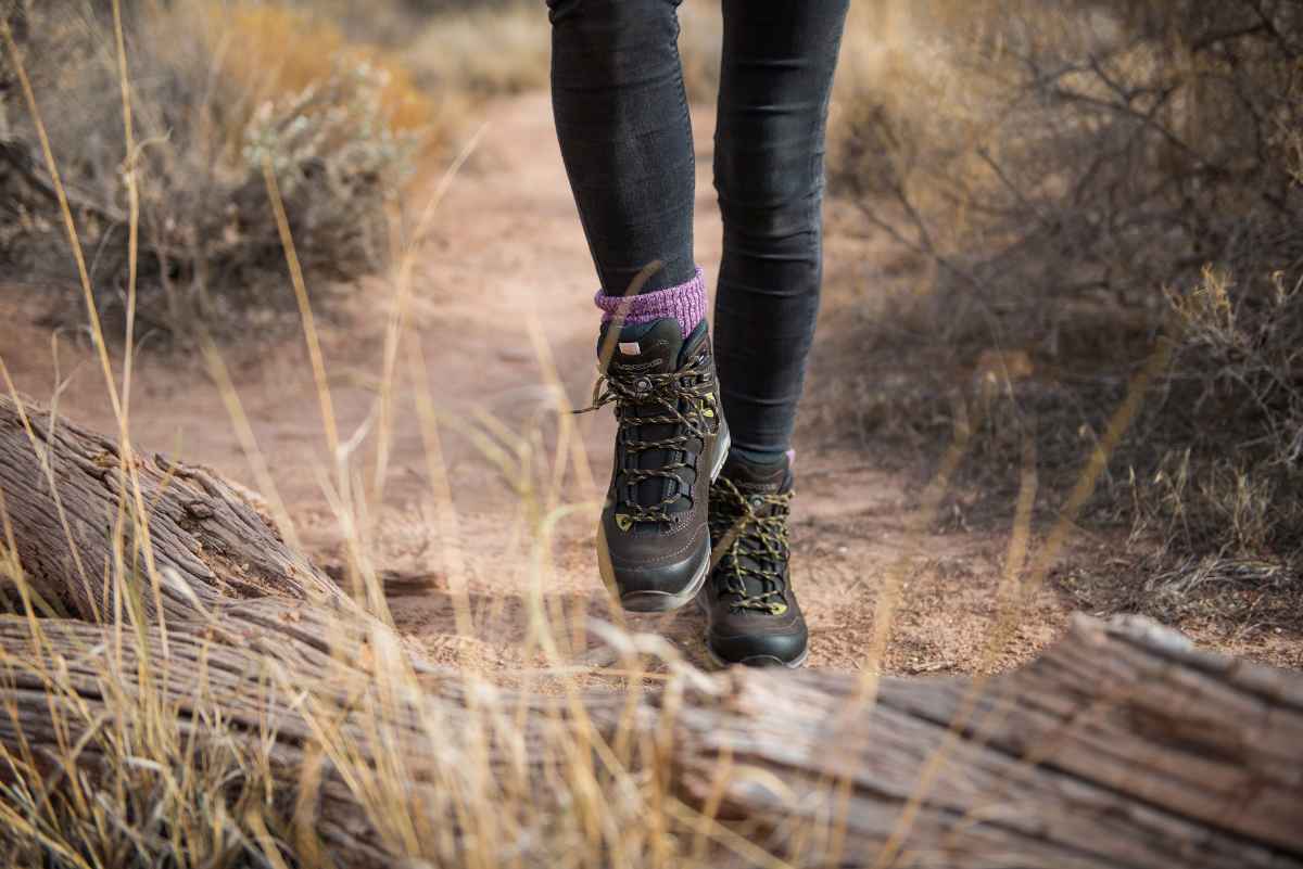 Un peu de légèreté n’a jamais fait de mal à personne, comme le prouve le modèle LADY LIGHT GTX de LOWA. Perfectionnée sur le plan technique, très adaptable et résistante, cette chaussure de trek pour femmes en nubuck est aussi particulièrement élégante. Elle est équipée d’une membrane GORE-TEX pour assurer un climat optimal à l’intérieur de la chaussure, et d’une semelle VIBRAM TRAC LITE II pour affronter des terrains variés. En cas de besoin, sa semelle peut également être remplacée. Enfin, l’ensemble de la chaussure est spécialement adapté à l’anatomie des pieds féminins.