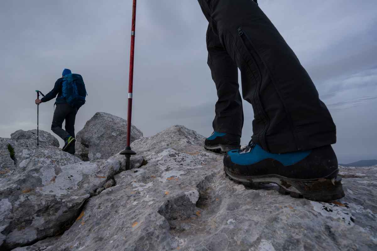 L'ultimo passo prima della vetta, per poi godersi un panorama mozzafiato: CEVADALE II GTX Ws è il compagno ideale per le donne che amano l’avventura. Questo modello dai mille talenti è perfetto per tour leggeri ad alta quota, arrampicate alpine o anche vie ferrate più impegnative. E non vanno sottovalutate neanche le sue qualità interiori: questa scarpa sportiva offre una combinazione dei materiali migliori, una calzata ottimale e il massimo del comfort. Inoltre, grazie alla sua suola in Vibram e alla tomaia in robusta pelle scamosciata, può affrontare veramente di tutto.