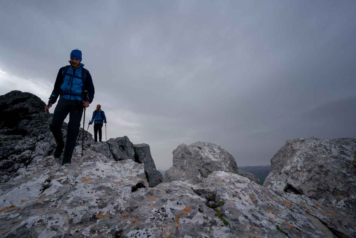 Egal ob Gratüberschreitung oder quer durchs Geröllfeld - damit Frauen auf allen Terrains in Aktion treten können, hat LOWA den Bergtouren-Schuh ALPINE EXPERT II GTX Ws entwickelt. Für Stabilität sorgt der hohe Schaft. Zudem wurde eine Carbon-Brandsohle verarbeitet. Und wirds mal richtig nass und kalt, kann sich die Trägerin auf das wasserdichte GORE-TEX-Futter mit 400er PrimaLoft®-Isolierung verlassen.