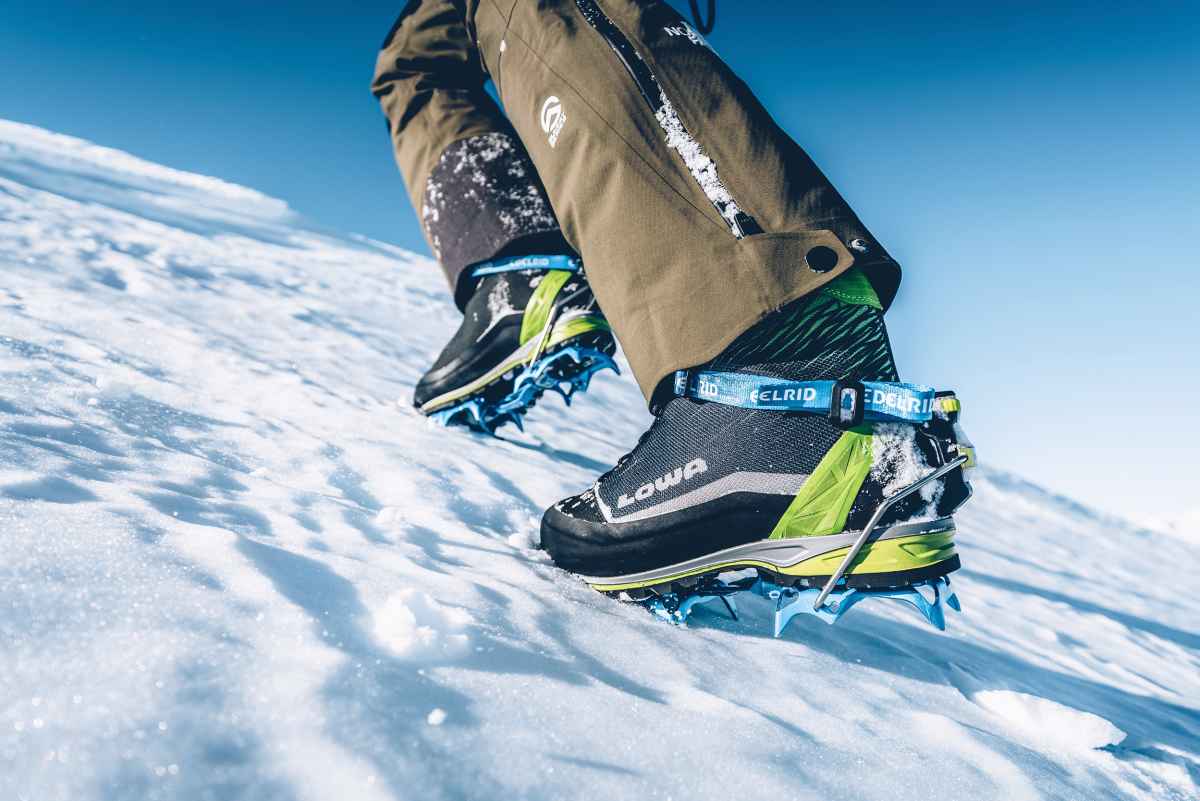 Anspruchsvolle Untergründe, wechselnde Wetterbedingungen, herausfordernde Strecken - der ALPINE EXPERT II  GTX ist mit allem bestens vertraut. Ein Hochtouren-Schuh, der es liebt, wenn er in Aktion ist. Der hochgezogene Schaft und die Carbon-Brandsohle mit der integrierten Dämpfung sorgen für besten Komfort. Und sobald es durch nasse und eisige Regionen geht, ist auf das wasserdichte GORE-TEX-Futter mit PrimaLoft®-400-Isolierung Verlass.