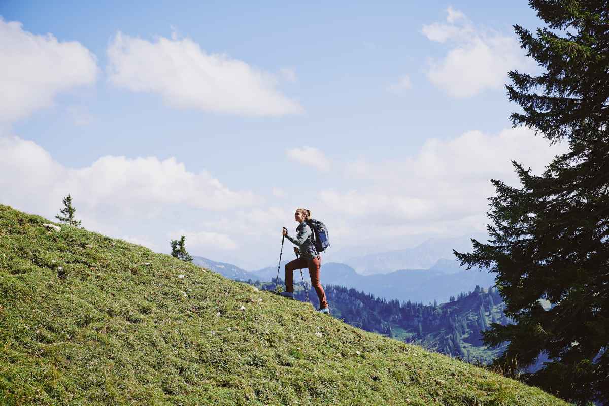 Scoprire le meraviglie della natura camminando non è più solo la grande passione dei veterani dell’escursionismo. L'escursionismo in montagna si è da tempo affermato come uno degli sport più popolari e di tendenza. Non c'è da stupirsi, basta dare un'occhiata al design accattivante di modelli sportivi come il nuovo RANDIR GTX MID Ws - un’interpretazione in chiave moderna di una scarpa da trekking classica, che, grazie all’intersuola ammortizzante LOWA® DYNAPU®+ e al design dinamico del collo, fa breccia anche tra i più giovani.