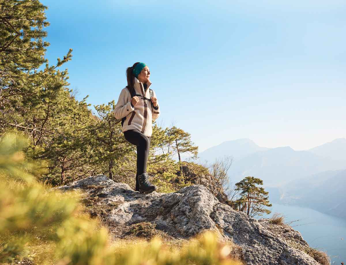 Tutti in montagna, ma senza compromessi in materia di comfort! Il modello MAURIA EVO LL Ws rimane al tuo fianco persino durante i tour più difficili. Lo scarpone da montagna in pregiatissimo nabuk è stato sviluppato appositamente per le donne e se la cava benissimo in tante situazioni diverse. Il suo punto di forza? L’estremità speciale del collo rende molto confortevole la calzatura, che è stata studiata in maniera specifica per l’anatomia del piede femminile. Ora la suola poliuretano a bidensità offre un ammortizzamento migliore grazie a un inserto morbido nella parte anteriore e posteriore, mentre la restante parte della suola assicura la necessaria stabilità mediante un inserto più duro. Grazie alla fodera interna in pelle, i piedi delle avventuriere godono di un microclima ottimale.