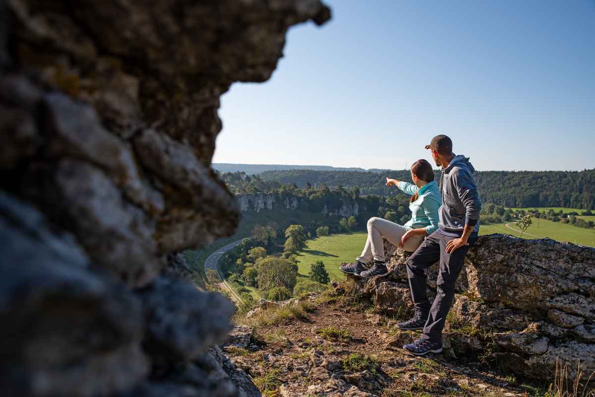 Überraschend flexibel präsentiert sich das farbenfrohe Multitalent INNOX PRO GTX MID Ws, wenn aus einem kurzen Spaziergang in der Natur doch einmal eine ungeplante Wander-Herausforderung wird. Mit absoluter Leichtigkeit bewältigt der INNOX PRO GTX MID auch kurze Abstecher in unbekanntes Terrain. Denn während die Zwischensohle aus LOWA DynaPU® für die nötige Dämpfung sorgt, bietet der innovative LOWA-MONOWRAP®-Rahmen beste Fuß-Führung bei jedem Schritt im Gelände.