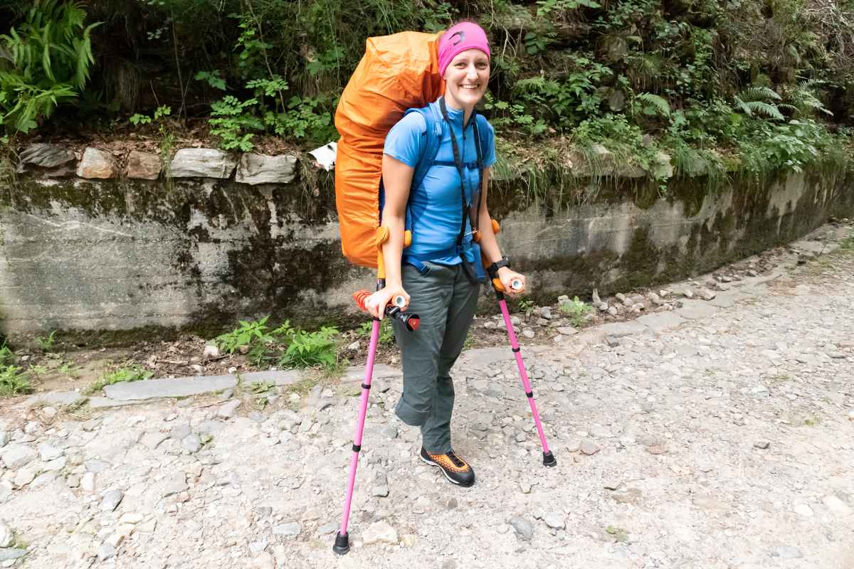 Egal ob Gratüberschreitung oder quer durchs Geröllfeld - damit Frauen auf allen Terrains in Aktion treten können, hat LOWA den Bergtouren-Schuh ALPINE EXPERT II GTX Ws entwickelt. Für Stabilität sorgt der hohe Schaft. Zudem wurde eine Carbon-Brandsohle verarbeitet. Und wirds mal richtig nass und kalt, kann sich die Trägerin auf das wasserdichte GORE-TEX-Futter mit 400er PrimaLoft®-Isolierung verlassen.