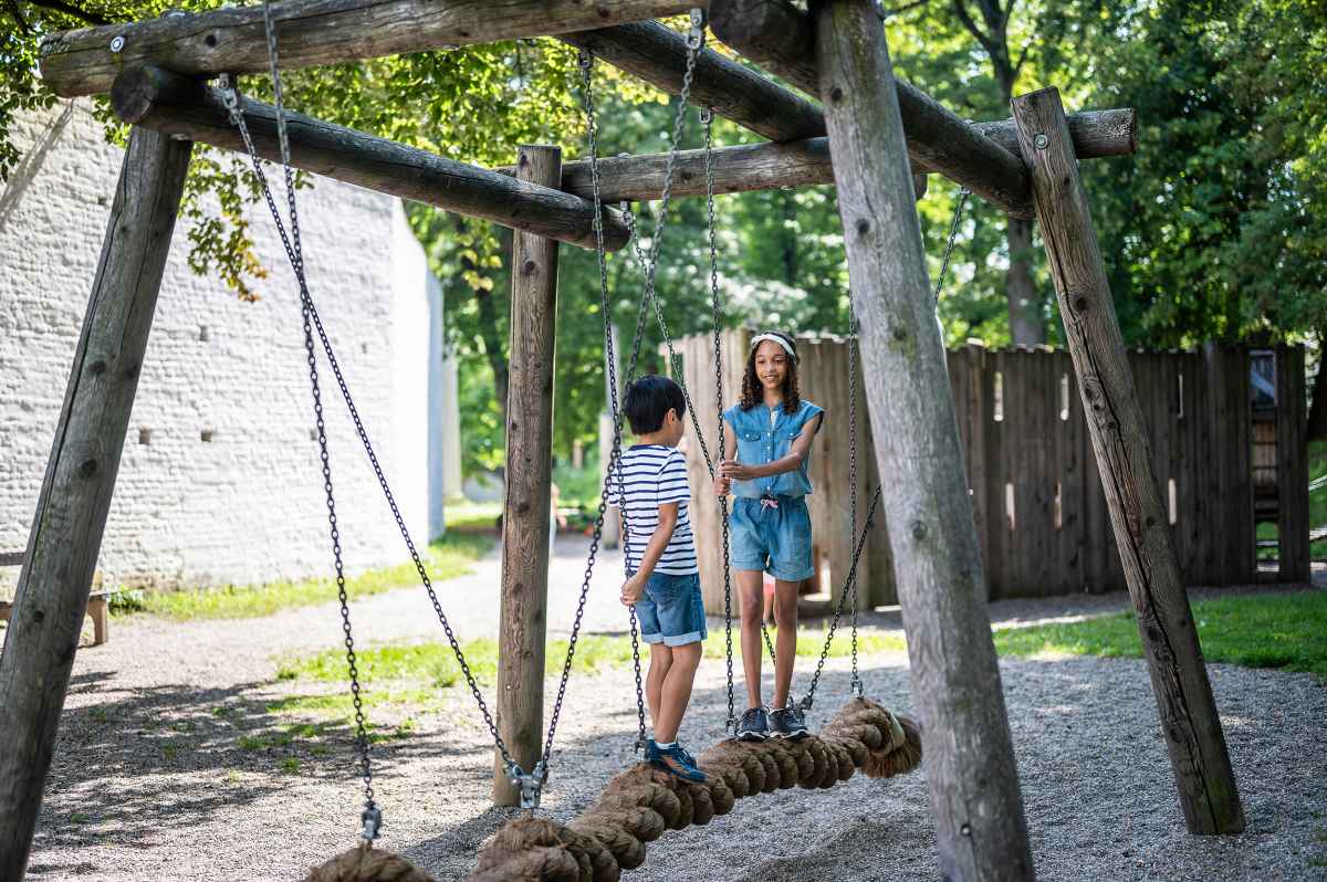 Wenn die Eltern mit sportlichen Multifunktionsschuhen unterwegs sind, dann muss der quirlige Nachwuchs natürlich ebenfalls in dynamischen Kinderschuhen stecken. Dementsprechend steht der ZIRROX GTX MID JUNIOR ihrem erwachsenen Pendant in nichts nach. Geringes Gewicht, eine praktische Schnellschnürung und robustes Textilmaterial mit wasserdichter GORE-TEX-Membran sorgen dauerhaft für kindgerechten Tragekomfort.