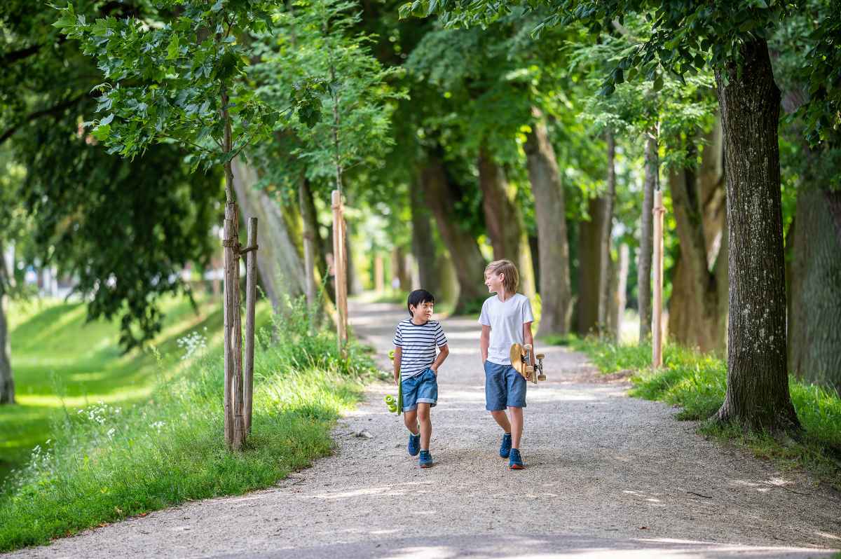 Dynamisch, sportlich und aktiv: was sonst die Charaktereigenschaften von Kindern beschreibt, gilt auch für die beiden Multifunktionsschuhe ZIRROX GTX LO JUNIOR. Der flache Halbschuh sprüht nur so vor Agilität. Dafür sorgen allein schon die farblich abgesetzten, seitlichen Textilprints. Damit die empfindlichen Füße beim Herumtoben dennoch optimal geschützt sind, verfügen beide Modelle über eine robuste Zehenkappe aus Mikrofaser und ein weiches GORE-TEX-Innenfutter.