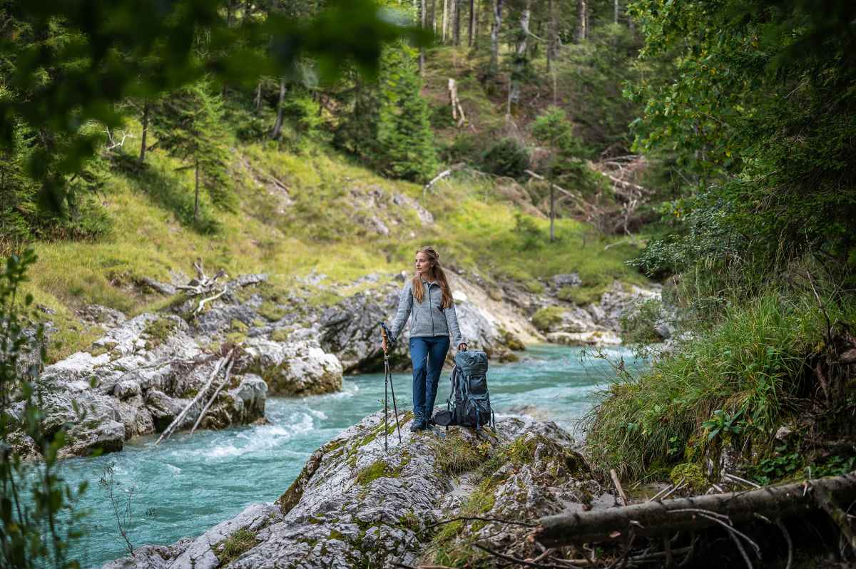 Auf den Berg gehen - aber bitte komfortabel! Mit dem MAURIA EVO LL Ws geht das auf Schritt und Tritt selbst bei anspruchsvollen Touren wunderbar. Der speziell für Frauen entwickelte Bergschuh aus bestem Nubukleder macht so einiges mit. Perfekt dabei: der spezielle Schaftabschluss sorgt für besten Komfort und ist perfekt abgestimmt auf die weibliche Anatomie. So sorgt die Bi-Density-Sohle durch einen weicheren Teileinsatz im Fersen- und Vorfußbereich für ein gewisses Plus an Dämpfung, während der restliche Sohlenbereich dank des härteren Einsatzes für die nötige Stabilität sorgt. Dank des Lederinnenfutters können sich Abenteuerinnen über ein optimales Fußklima freuen.