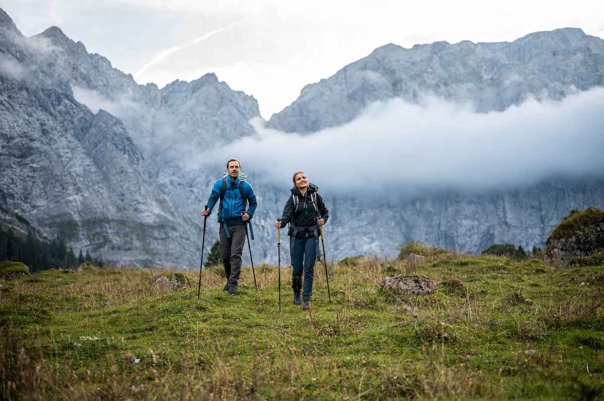 Lots of leather. Lots of comfort. With its SANTIAGO LL, LOWA has succeeded in creating a great trekking boot that allows people with wider feet to enjoy lengthy tours. No matter what the weather or the surface. The supple leather inner-lining, the VIBRAM TRAC LITE II sole and innovative X-LACING® technology make it all happen. The lacing system is divided into two zones to ensure the robust boot fits optimally.