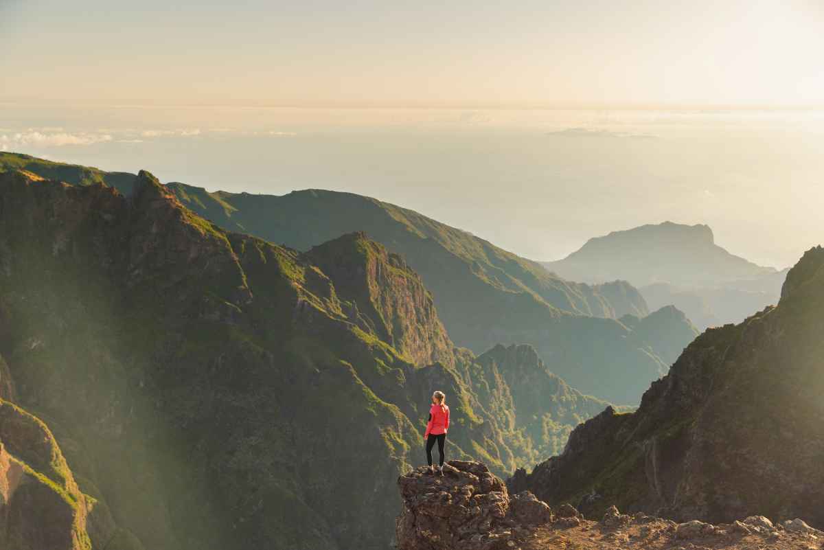 Arpenter la nature pour découvrir ses merveilles n’est plus une activité réservée aux randonneurs chevronnés. En effet, la randonnée en montagne s’est depuis longtemps établie comme l’un des sports tendance qui comptent le plus d’adeptes. Et cela n’a rien d’étonnant lorsque l’on observe le design novateur des modèles sportifs comme la nouvelle chaussure RANDIR GTX MID Ws. Cette paire revisite les codes de la chaussure de trek et lui donne un look plus moderne avec une semelle intermédiaire amortissante en LOWA® DYNAPU®+ et un col en forme de spoiler - autant d’atouts qui sauront également plaire à la jeune génération.