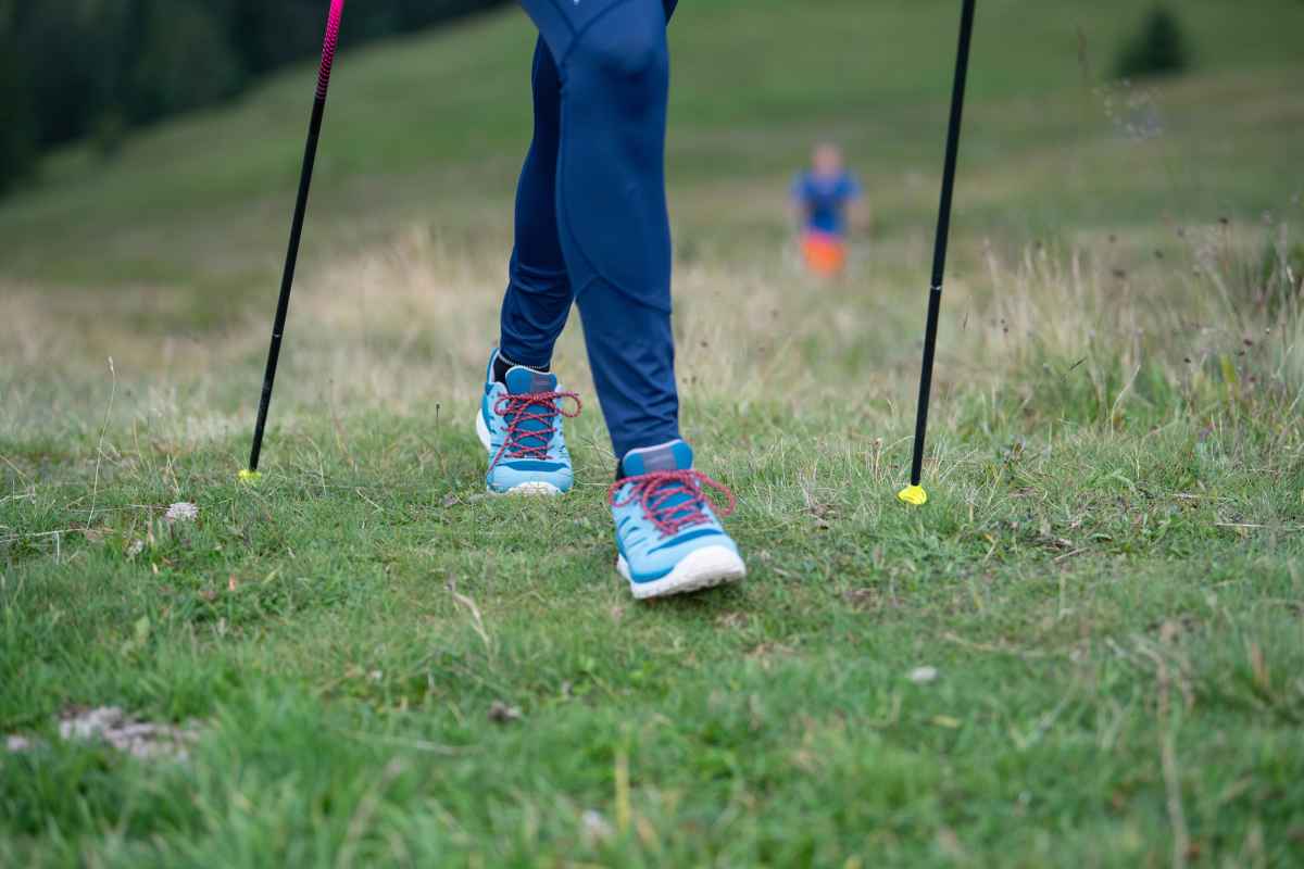 Sportlich und komfortabel: der AXOS GTX LO Ws begeistert durch beste Ausstattung. Dank reduzierter Nähte sowie hochwertiger Materialien verfügt der Schuh über eine optimale Passform. Die nötige Dämpfung garantiert hingegen die Zwischensohle aus LOWA DynaPU®. So können sportbegeisterte Abenteurer garantiert bei ihrer nächsten Tour voll durchstarten. Für den dynamischen Look sorgen die auffälligen Farbdetails.