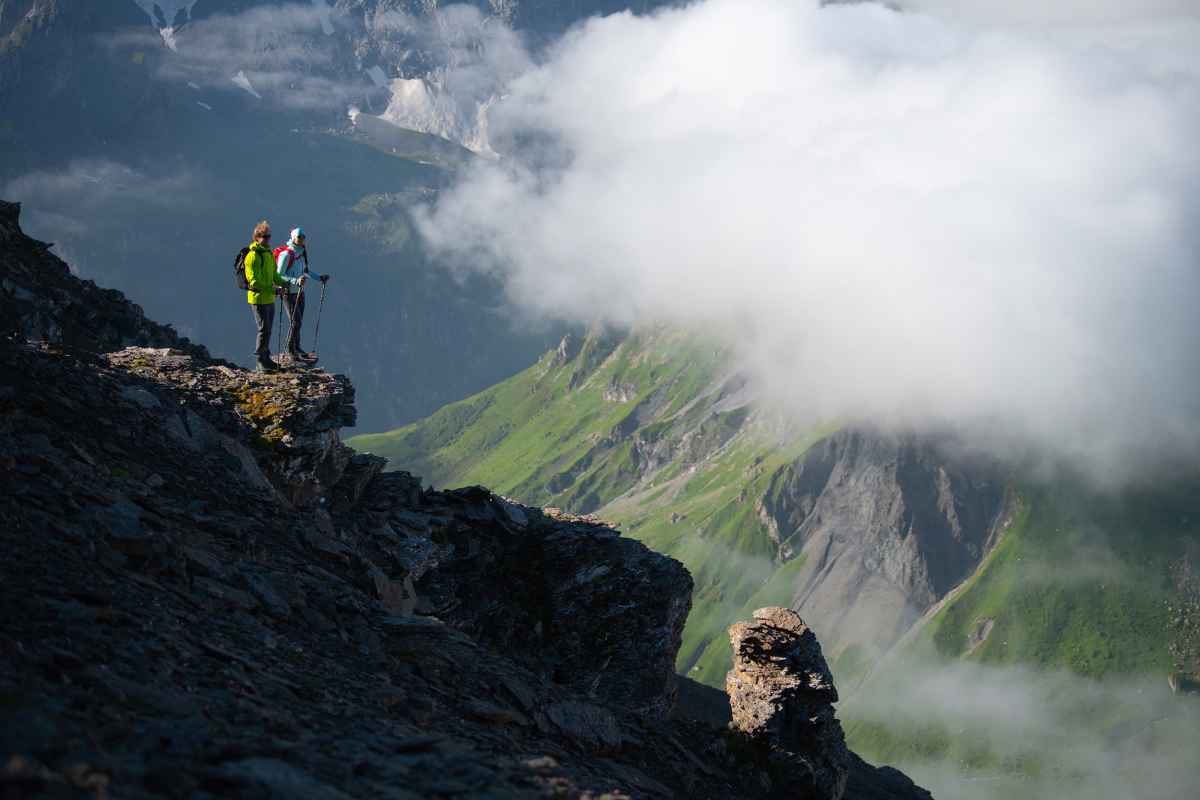 Auf den Berg gehen - aber bitte komfortabel! Mit dem MAURIA EVO GTX Ws geht das auf Schritt und Tritt selbst bei anspruchsvollen Touren wunderbar. Der speziell für Frauen entwickelte Bergschuh aus bestem Nubukleder macht so einiges mit. Perfekt dabei: der spezielle Schaftabschluss sorgt für besten Komfort und ist perfekt abgestimmt auf die weibliche Anatomie. So sorgt die Bi-Density-Sohle durch einen weicheren Teileinsatz im Fersen- und Vorfußbereich für ein gewisses Plus an Dämpfung, während der restliche Sohlenbereich dank des härteren Einsatzes für die nötige Stabilität sorgt. Damit Wind und Wetter machen können, was sie wollen, hat LOWA darüber hinaus ein GORE-TEX-Innenfutter verarbeitet.