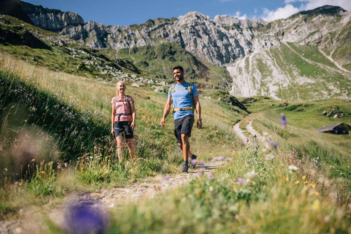 Deze moderne multifunctionele schoen in MID-CUT overtuigt met zijn perfecte pasvorm en optimale voetgeleiding bij elke beweging. Daarbij is de FERROX GTX MID Ws bij uitstek geschikt voor dynamische outdooractiviteiten. De bovenkant van duurzaam synthetisch materiaal bespaart gewicht en garandeert een comfortabel draaggevoel. Daarnaast is de sportieve schoen dankzij de GORE-TEX-voering gegarandeerd waterdicht en biedt deze een aangenaam voetklimaat.