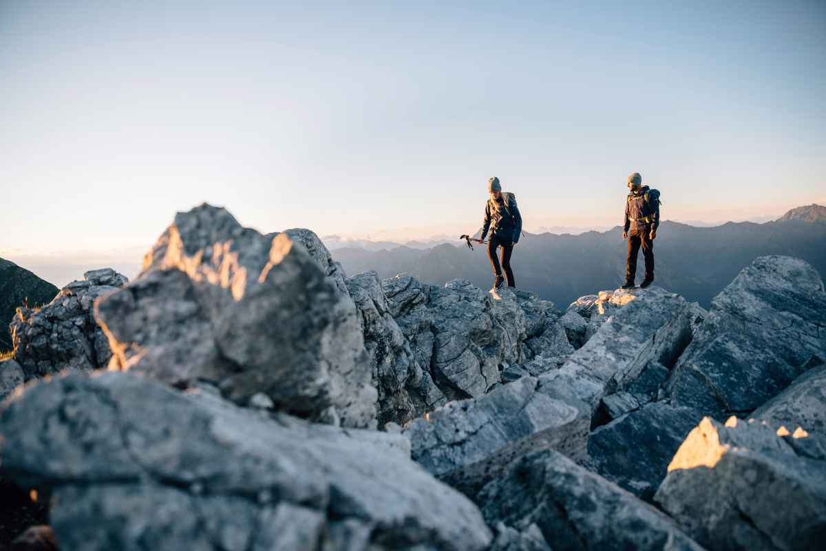 Come si potrebbe descrivere l’equilibrio perfetto tra una calzatura flessibile e multifunzionale e una calzatura da trekking stabile? Semplice: Basta ispirarsi alle nuove scarpe basse CAREZZA GTX LO, dinamiche e sportive, sia fuori che dentro. Anche l’intersuola ammortizzante composta da LOWA DynaPU®+ e l’ottimo profilo della suola Vibram offrono la massima dinamicità in quasi tutti i tipi di terreno. Il punto forte è rappresentato dal tessuto Jacquard, appositamente intrecciato, e dalla membrana in GORE-TEX, impermeabile e traspirante, che creano e mantengono un microclima piacevole e consentono una calzata perfettamente confortevole.