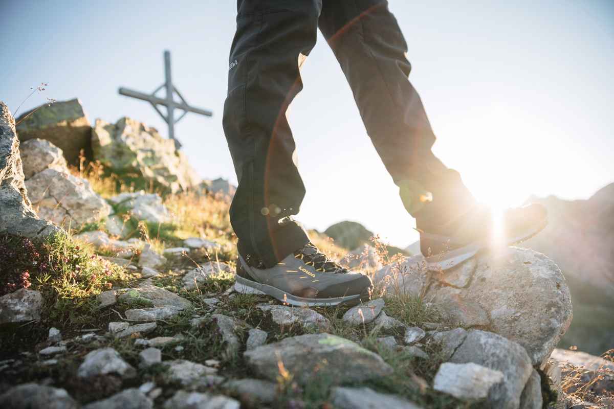 La DELAGO GTX LO è una scarpa bassa leggera, funzionale e soprattutto risuolabile, che in montagna rivela senza ombra di dubbio il tipo di clientela a cui si rivolge. Grazie al design sportivo, al puntale anteriore in gomma, agli occhielli mobili per i lacci che consentono di adattare la scarpa al piede a seconda della situazione e alla combinazione di una suola in Vibram e un’intersuola in LOWA DynaPU®+, questa scarpa da approccio incontra il favore di tutti gli sportivi appassionati di montagna e di outdoor.