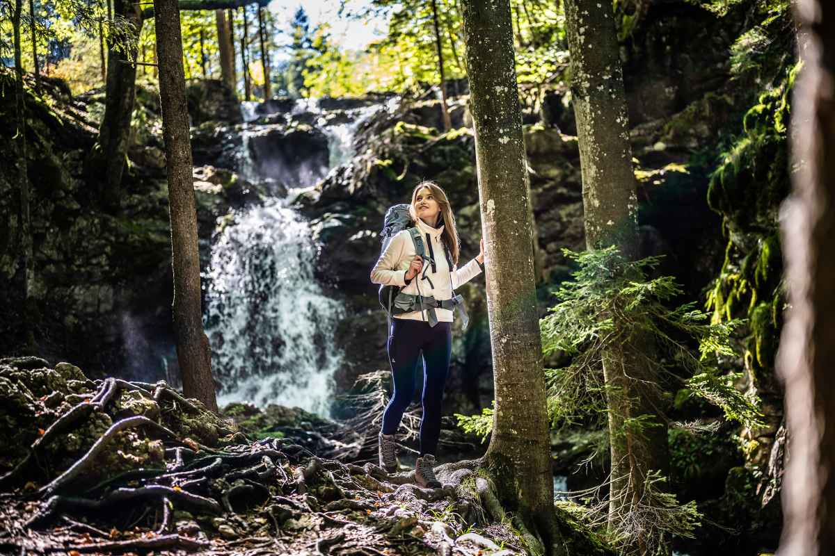 LOWA ha posto già alcune pietre miliari nel panorama delle calzature classiche da montagna. Il modello da trekking LADY GTX ne ha aggiunta un’altra. Il merito va soprattutto all’innovativa suola Vibram APPTRAIL DIVO, composta da due strati di PU, che riesce a combinare in modo unico ammortizzamento e stabilità per il massimo del comfort. Ma anche la fodera impermeabile in GORE-TEX e i dettagli funzionali rendono ogni viaggio di trekking un’avventura perfettamente riuscita.