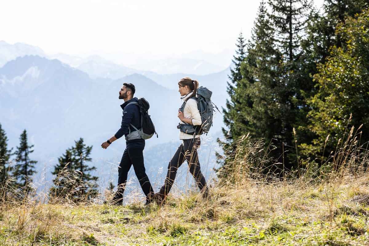 Im Bereich der klassischen Bergwanderschuhe konnte LOWA bereits so manchen Meilenstein setzen. Mit dem Trekking-Modell RANGER GTX kommt nun ein weiterer hinzu. Hauptgrund hierfür ist vor allem die innovative Vibram-APPTRAIL-DIVO-Sohle, die aus gleich zwei PU-Schichten besteht und auf einzigartige Weise sowohl Dämpfung als auch Stabilität für besten Komfort miteinander kombiniert. Aber auch das wasserdichte GORE-TEX-Futter und die vielen funktionalen Details machen aus jeder Trekking-Reise ein rundum gelungenes Abenteuer.