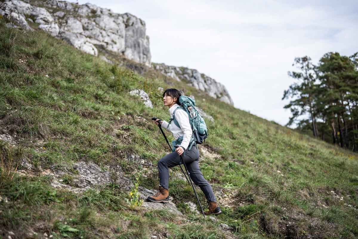 LADY SPORT di LOWA è assolutamente mitica quando si tratta affrontare tour di trekking impegnativi attraverso le catene montuose. LADY SPORT LL supera le aspettative nel reinterpretare un’icona di tale spessore. La parte esterna di queste calzature è realizzata con uno strato di pelle pregiata e robusta di nabuk, mentre l’interno è rivestito in morbida pelle, sfruttandone le proprietà naturali per garantire il massimo comfort. La suola Vibram APPTRAIL DIVO Ws, di nuova concezione, completa l’opera.