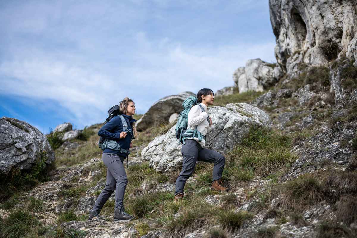 Im Bereich der klassischen Bergwanderschuhe konnte LOWA bereits so manchen Meilenstein setzen. Mit dem Trekking-Modell LADY GTX kommt nun ein weiterer hinzu. Hauptgrund hierfür ist vor allem die innovative Vibram-APPTRAIL-DIVO-Sohle, die aus gleich zwei PU-Schichten besteht und auf einzigartige Weise sowohl Dämpfung als auch Stabilität für besten Komfort miteinander kombiniert. Aber auch das wasserdichte GORE-TEX-Futter und die vielen funktionalen Details machen aus jeder Trekking-Reise ein rundum gelungenes Abenteuer.