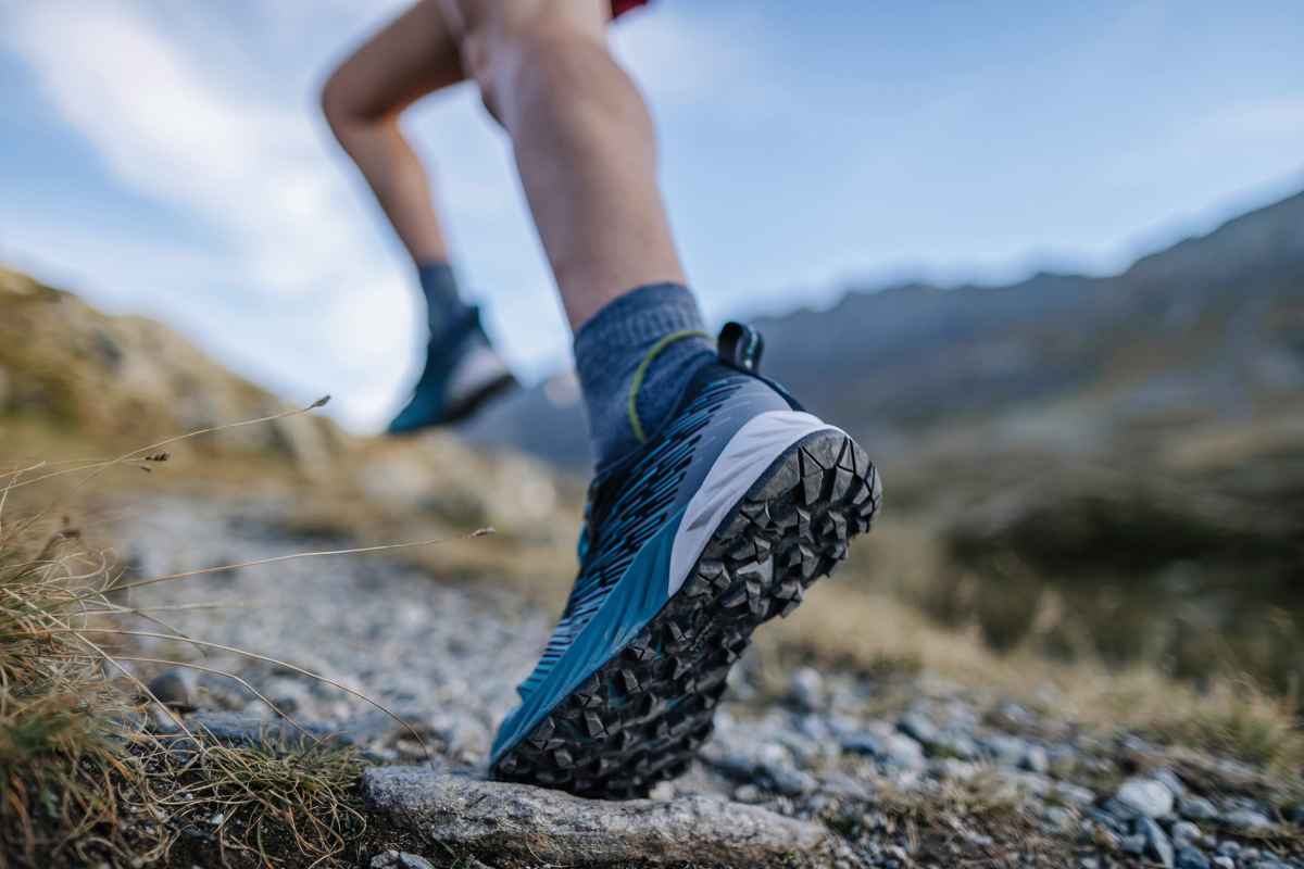 Sentieri pietrosi, creste strette e prati inzuppati d’acqua - la nuova scarpa da trail AMPLUX Ws di LOWA fa raggiungere affidabilmente le migliori prestazioni su ogni terreno. Si tratta di un modello comodo che possiede tutte le qualità necessarie per superare distanze brevi, medie o lunghe. Con soli 490 grammi di peso e con l’ingegnosa struttura della suola LOWA®-TRAC®, il drop di 6 mm del modello per corse di resistenza assicura durevolmente il massimo comfort sia nelle sessioni di allenamento Cross Country sia nelle competizioni.