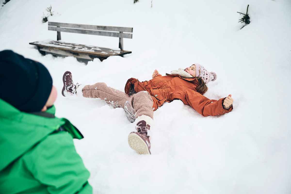 Pour les petites reines des neiges, l’esthétique est un critère particulièrement important. Le modèle BIANCA GTX va leur permettre de profiter des joies de l’hiver : grâce à sa doublure chaude et douce GORE-TEX Partelana contenant de la laine, cette chaussure garde les pieds au chaud et au sec en toutes circonstances. BIANCA GTX est un modèle polyvalent qui se distingue également par sa tige imprimée et son design tout en élégance.