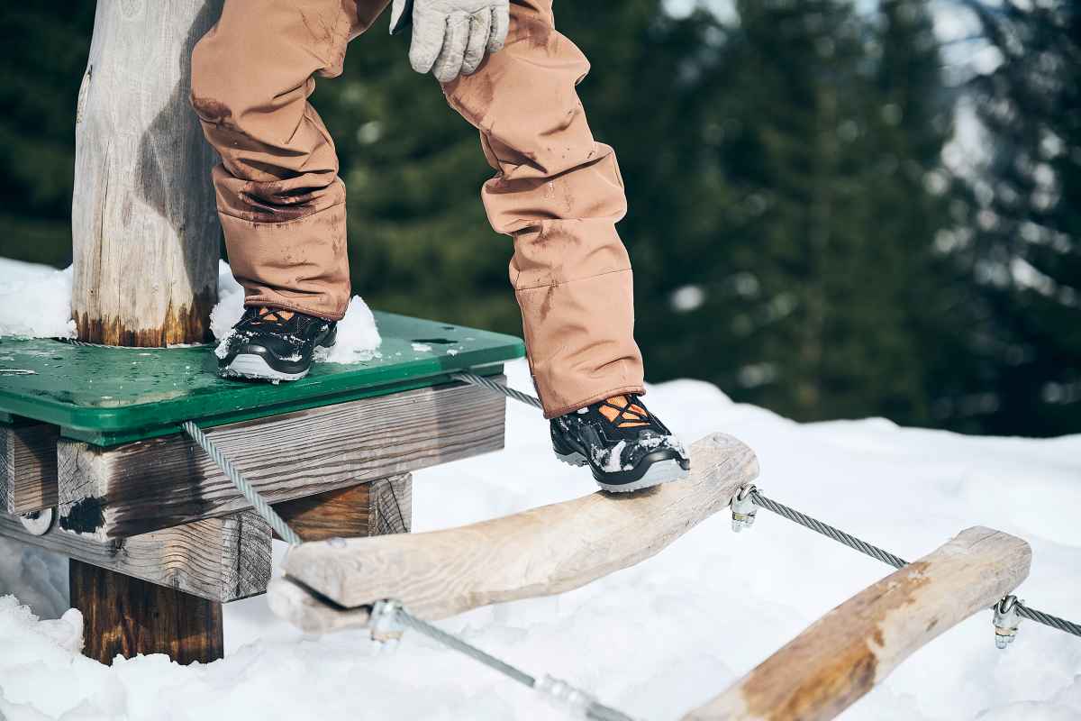 On s’amuse toujours plus quand on joue à plusieurs. La nouvelle LINO GTX a bien retenu ce principe, mais sur un plan purement fonctionnel. Cette botte d’hiver tendance pour enfants est le produit d’une fusion réussie entre deux précédents modèles, dont les plus belles qualités ont été combinées pour obtenir un concept global multifonctionnel : une botte tendance imperméable aux couleurs vives et à tige haute, qui accompagne les jeux et les aventures des enfants dans le froid humide de l’hiver. Facile à enfiler, conçue en matériaux textiles et microfibres robustes, elle dispose également d’une doublure toute douce en GORE-TEX Partelana contenant de la laine.