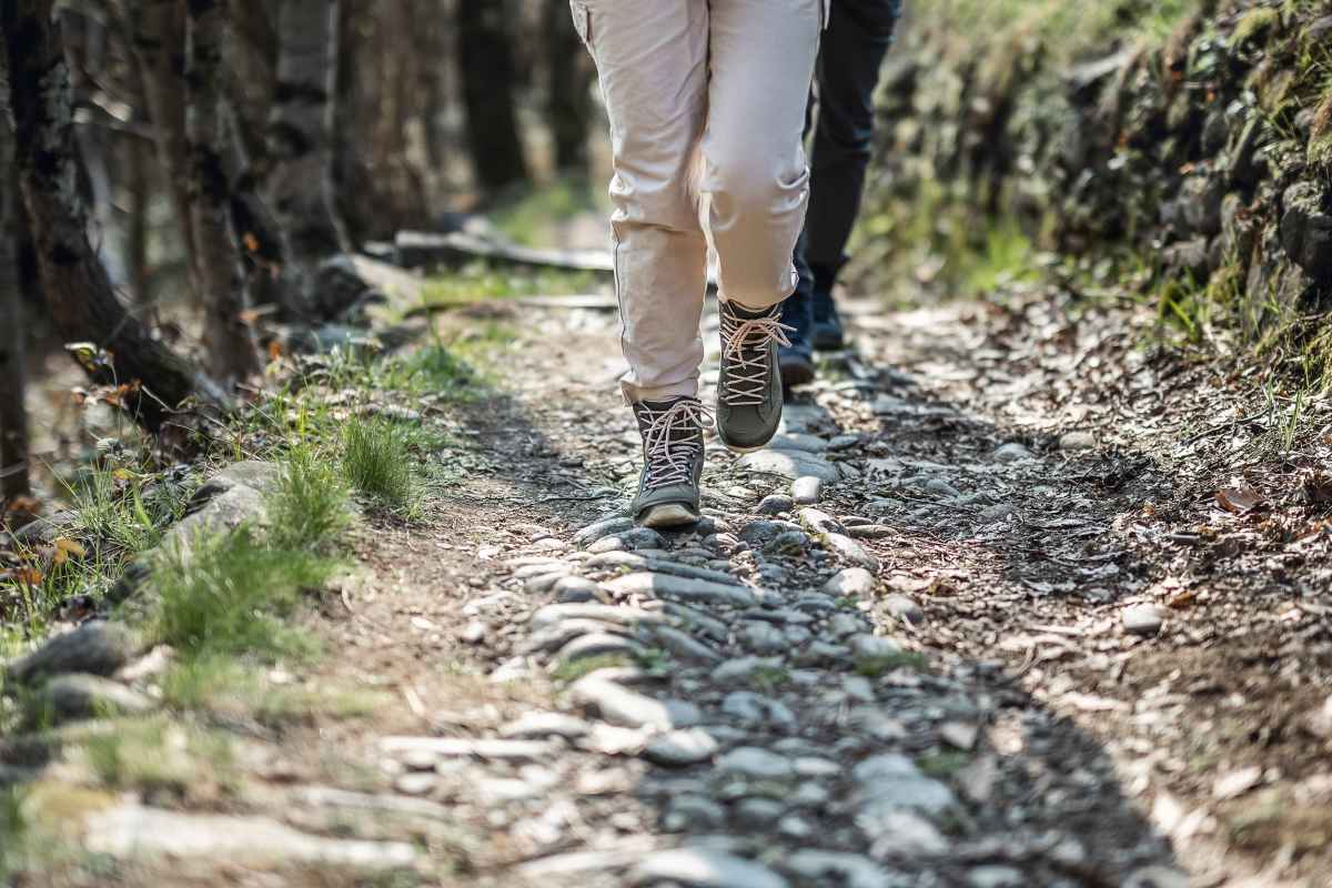 Toutes les chaussures de randonnée ne peuvent pas prétendre au titre de grand classique... À moins qu’il ne s’agisse de la RENEGADE, l’un des modèles LOWA tant plébiscités ! Pour optimiser un modèle déjà culte, la RENEGADE EVO GTX MID Ws a été agrémentée de quelques éléments bien pensés - tant sur le plan fonctionnel qu’esthétique. Ces chaussures polyvalentes confortables répondent à tous les critères de manière encore plus remarquable, qu’il s’agisse de leur parfait chaussant, de la place suffisante pour les orteils ou de leur design, et ce, sans pour autant faire le moindre compromis sur la fonctionnalité.