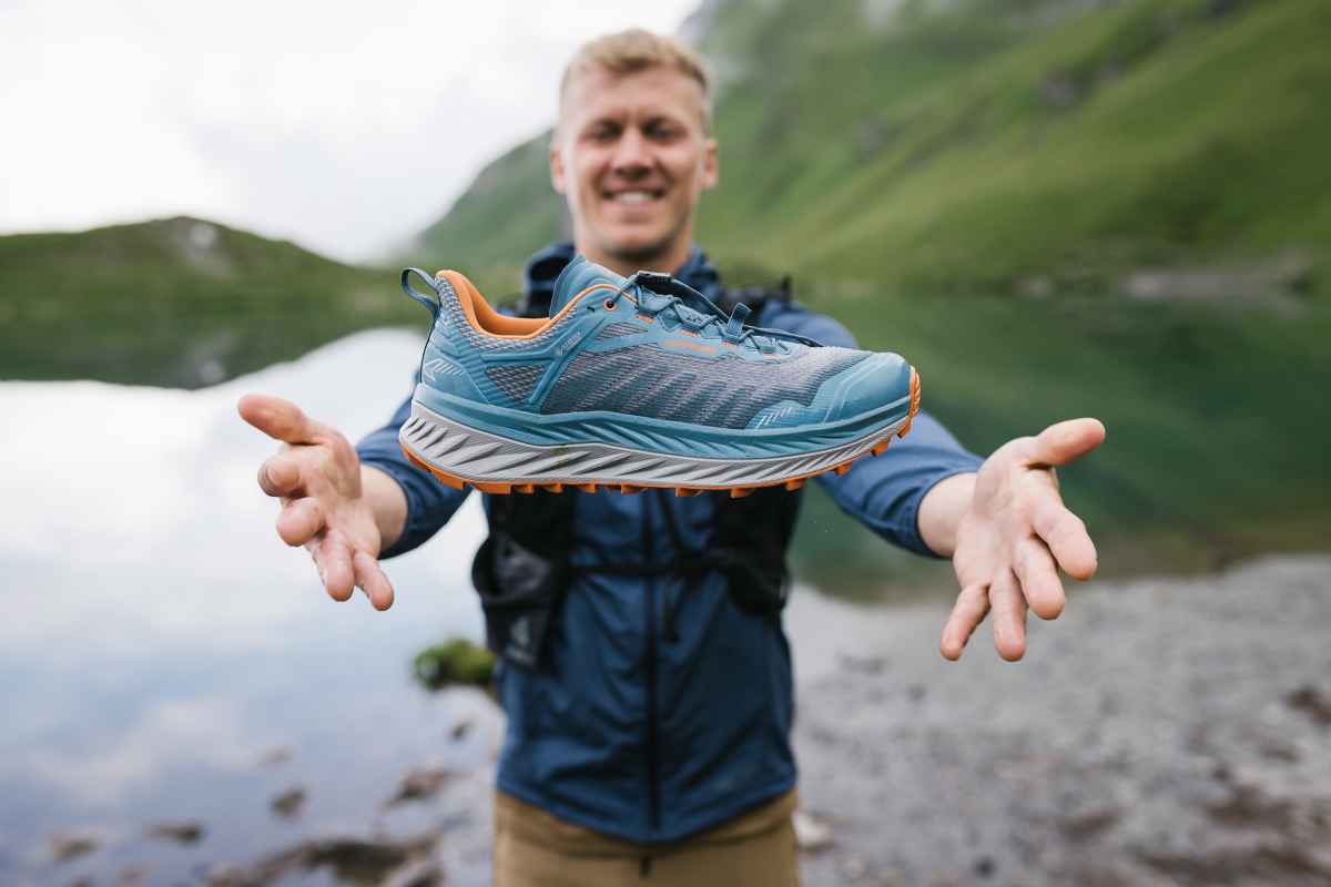 Anyone who has ever run an ultra knows how important it is to be able to brave the elements. Depending on terrain and route, it is not uncommon to encounter all four seasons along the way. In preparation for all eventualities, the new FORTUX GTX is equipped with a waterproof, breathable GORE-TEX membrane which enduringly protects running feet from getting wet.