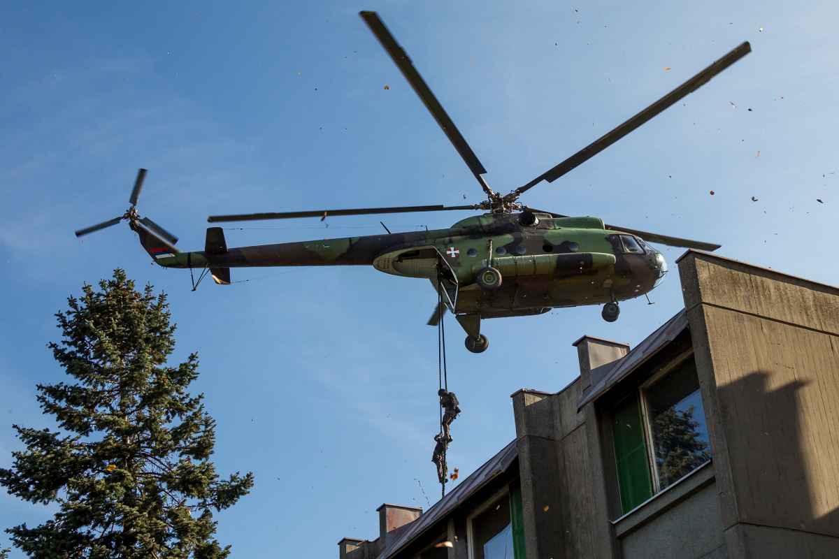 Robuste Unterstützung auch in anspruchsvollem Gelände: Mit dem Z-11S GTX Ws C bietet LOWA einen strapazierfähigen Einsatzstiefel, der mit sehr guter Stabilität bei gleichzeitig niedrigem Gewicht überzeugt. Die Eigenschaften des speziell über einen Frauenleisten gefertigten Modells prädestinieren ihn für Einsätze im unwegsamen Gelände. Der extra hohe Schaft aus strapazierfähigem Veloursleder bietet dabei optimalen Halt, während das langlebige PU-Material der Sohle durch unterschiedliche Härtegrade eine sehr gute Dämpfung und Trittstabilität ermöglicht. Der wärme- und kälteisolierende Sohlenaufbau bietet rutschhemmende, öl- und kraftstoffbeständige Eigenschaften und ist resistent gegen Kontaktwärme. Optimales Fußklima auch bei schweißtreibender Aktivität garantiert das Futter mit GORE-TEX-Membran. Der Z-11S GTX Ws C ist zudem antistatisch.