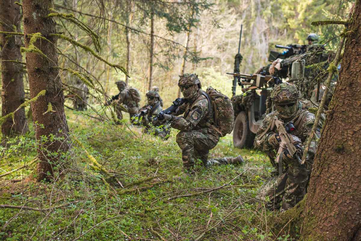 Der BREACHER S MID Ws ist Teil einer komplett neuen Generation von Einsatzstiefeln für Frauen, die durch ihre Funktionalität und leichtes Gewicht überzeugen. Als Obermaterial kommt eine Kombinationen aus sehr abriebfestem, atmungsaktiven CORDURA®-Material mit besonders Wasserdampf-durchlässigem Veloursleder zum Einsatz. Der knöchelhohe Schaft des Stiefels bietet eine ideale Kombination aus Stabilität und hoher Bewegungsfreiheit und sorgt durch die im oberen Fußbereich angebrachten Textilfenster für optimales Klima im Innenschuhbereich.   Neben der komfortablen Dual-Density PU-Zwischensohle mit integrierter Fußgewölbeunterstützung für besonders lange Märsche macht insbesondere das zertifizierte echte Knöchelschutzsystem mit PORON®-Technologie diese Stiefel zur perfekten Ausrüstung für Soldatinnen und Private Military Contractors. 

Der BREACHER S MID Ws ist mit einem sehr abriebfestem und besonders atmungsaktiven Textilfutter ausgestattet. Er ist als Berufsschuh gemäß EN ISO 20347:2012 zertifiziert, antistatisch und hat einen kälte- und wärmeisolierenden Sohlenkomplex. Die Laufsohle ist nicht nur sehr rutschhemmend, sondern auch resistent gegenüber Öl, Benzin und Kontaktwärme.