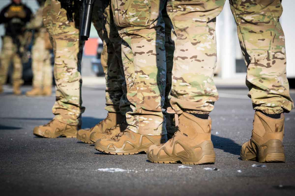 La versione da donna della calzatura operativa multifunzionale ZEPHYR GTX LO TF Ws è senza ombra di dubbio un classico. La comoda scarpa convince non solo grazie alla sua calzata confortevole e al suo design particolare. È la scelta ideale per tutti coloro che sono alla ricerca di una calzatura versatile e robusta dalla funzionalità intelligente. Grazie al materiale esterno - realizzato con una combinazione resistente di tessuto e pelle scamosciata - ZEPHYR GTX LO TF Ws è estremamente resistente. Lo STABILITY FRAME è il tratto distintivo della versione LOW-CUT dell’intramontabile modello Task Force, che si difende bene anche in fatto di tenuta e comodità.