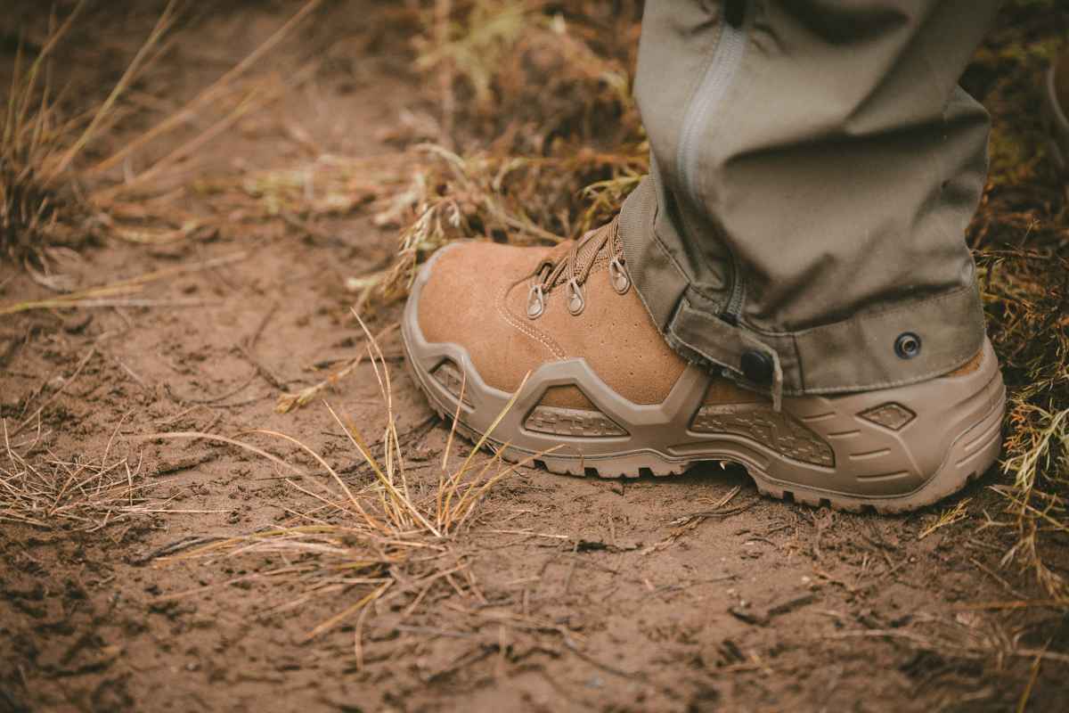 C’est la version certifiée d’une chaussure polyvalente : avec le modèle Z-6S GTX C, LOWA propose une chaussure très confortable, qui convainc par sa fonctionnalité et sa légèreté. Elle est parfaitement adaptée aux utilisations en terrains exigeants et aux interventions avec paquetages moyens - des aptitudes accentuées par une semelle profilée, conçue à partir d’un mélange de caoutchouc spécial. L’ensemble de la semelle de ce modèle certifié est isolé contre le chaud et le froid, présente des propriétés antidérapantes et résiste aux huiles, aux carburants et à la chaleur de contact. Avec sa tige haute en daim, un matériau particulièrement résistant, cette chaussure offre une tenue et un maintien optimaux. Sa semelle durable en polyuréthane à dureté variable absorbe les chocs et améliore la stabilité. Une doublure équipée d’une membrane GORE-TEX régule la température et l’humidité à l’intérieur de la chaussure, même en cas d’activité intense. Le modèle est également antistatique.