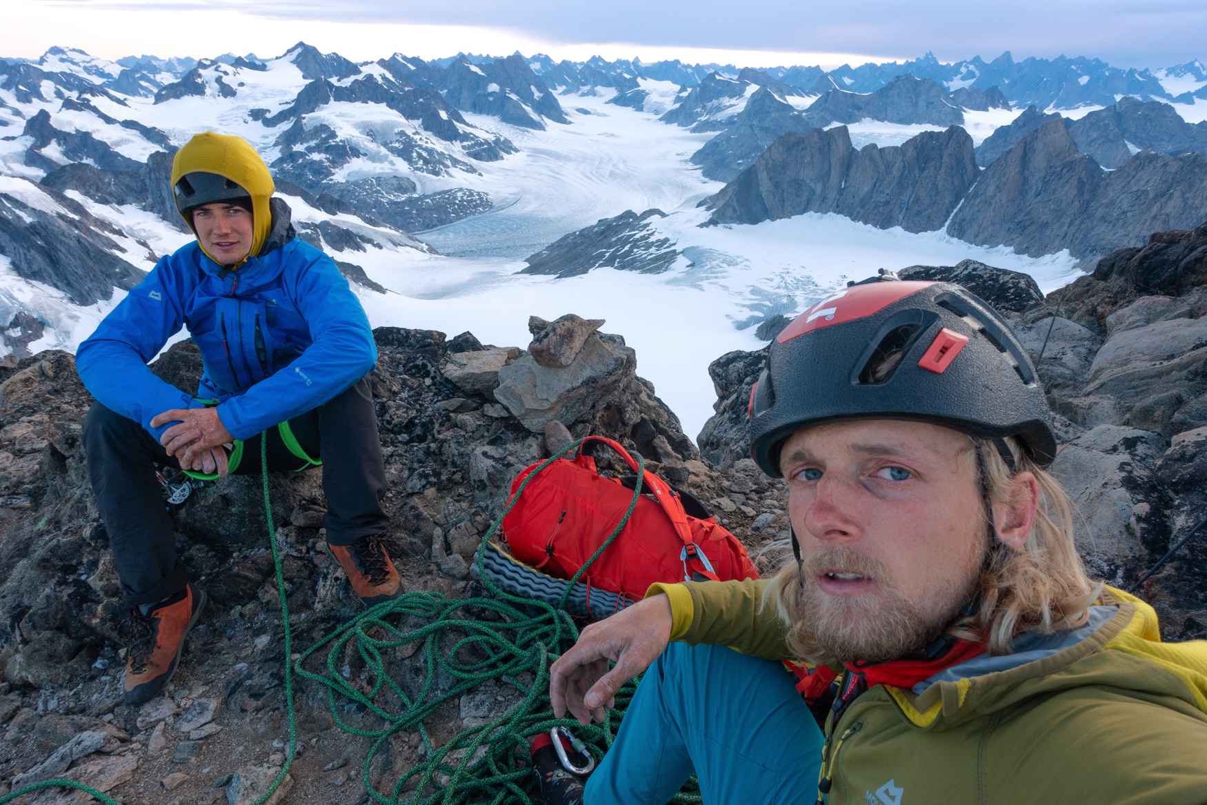 Einer, der sich sehen lassen kann. Und das ganz besonders in alpinem Gelände, im Fels oder auf dem Weg dorthin: Der CADIN II GTX MID ist ein echt sportlicher Alleskönner. Seine Vielseitigkeit ist längst bekannt und beliebt bei Bergsportlern. Das liegt nicht nur an der Aufnahme für halbautomatische Steigeisen, sondern auch an der Vibram-Außensohle. Einfach ideal für die meisten Verhältnisse beim Bergsteigen. Und da neben der Funktionalität auch der Look stimmen muss, sorgen optische Hingucker wie der Geröllschutz oder eingearbeitete Prägungen für den besonderen Bergschuh-Style.