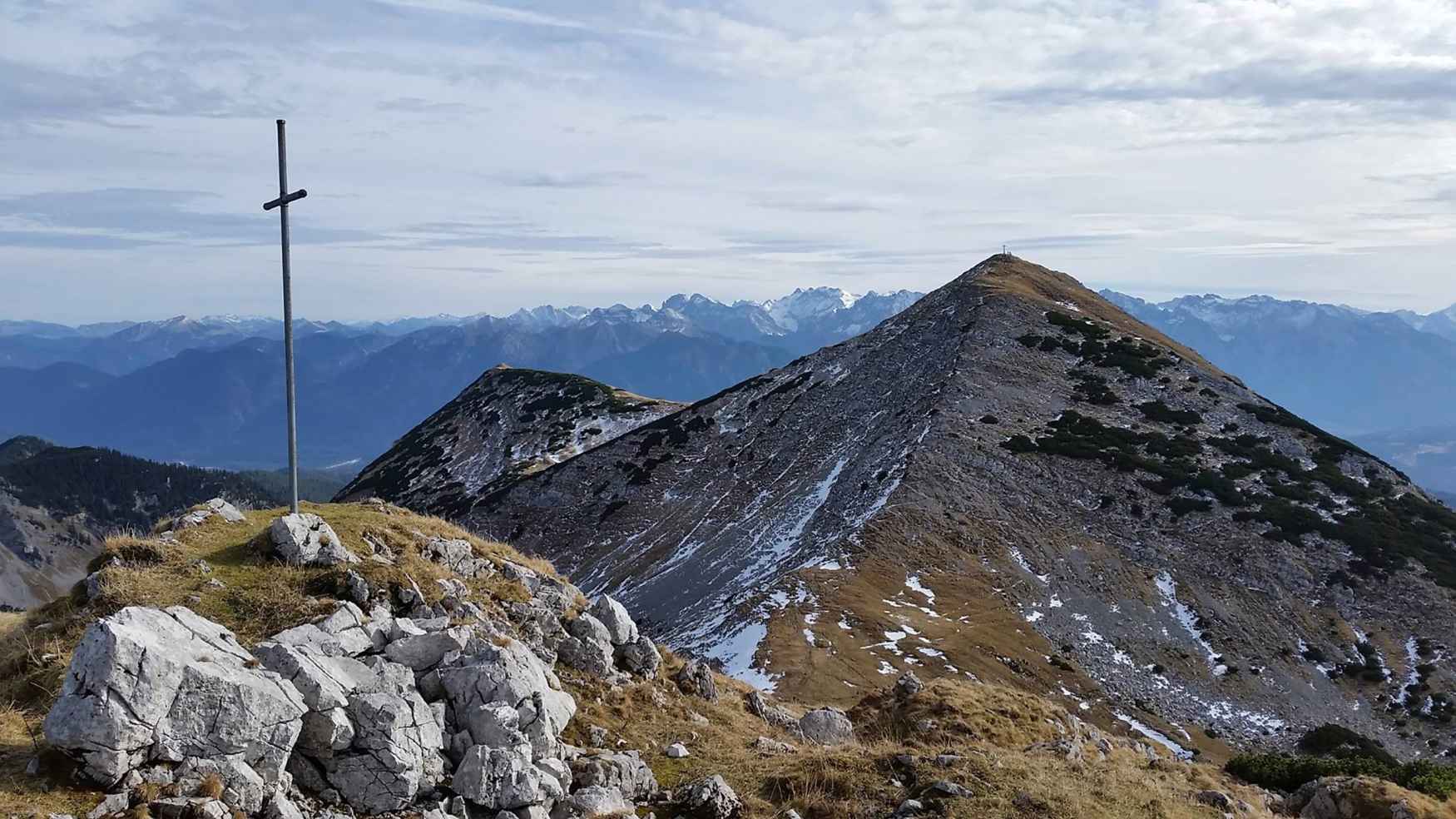 Mutter Natur laufend zu entdecken, zählt längst nicht mehr nur zur großen Leidenschaft erfahrener Wandersportler. Vielmehr hat sich das Bergwandern längst als eine der beliebtesten Trendsportarten etabliert. Kein Wunder, wirft man einen Blick auf das frische Design sportlicher Modelle wie den neuen RANDIR GTX MID Ws - einer modernen Neuinterpretation klassischer Trekkingschuhe, die mit der gedämpften Zwischensohle aus LOWA® DYNAPU®+ und einem spoilerartig gestalteten Kragen auch bei der jüngeren Generation so richtig gut ankommt.