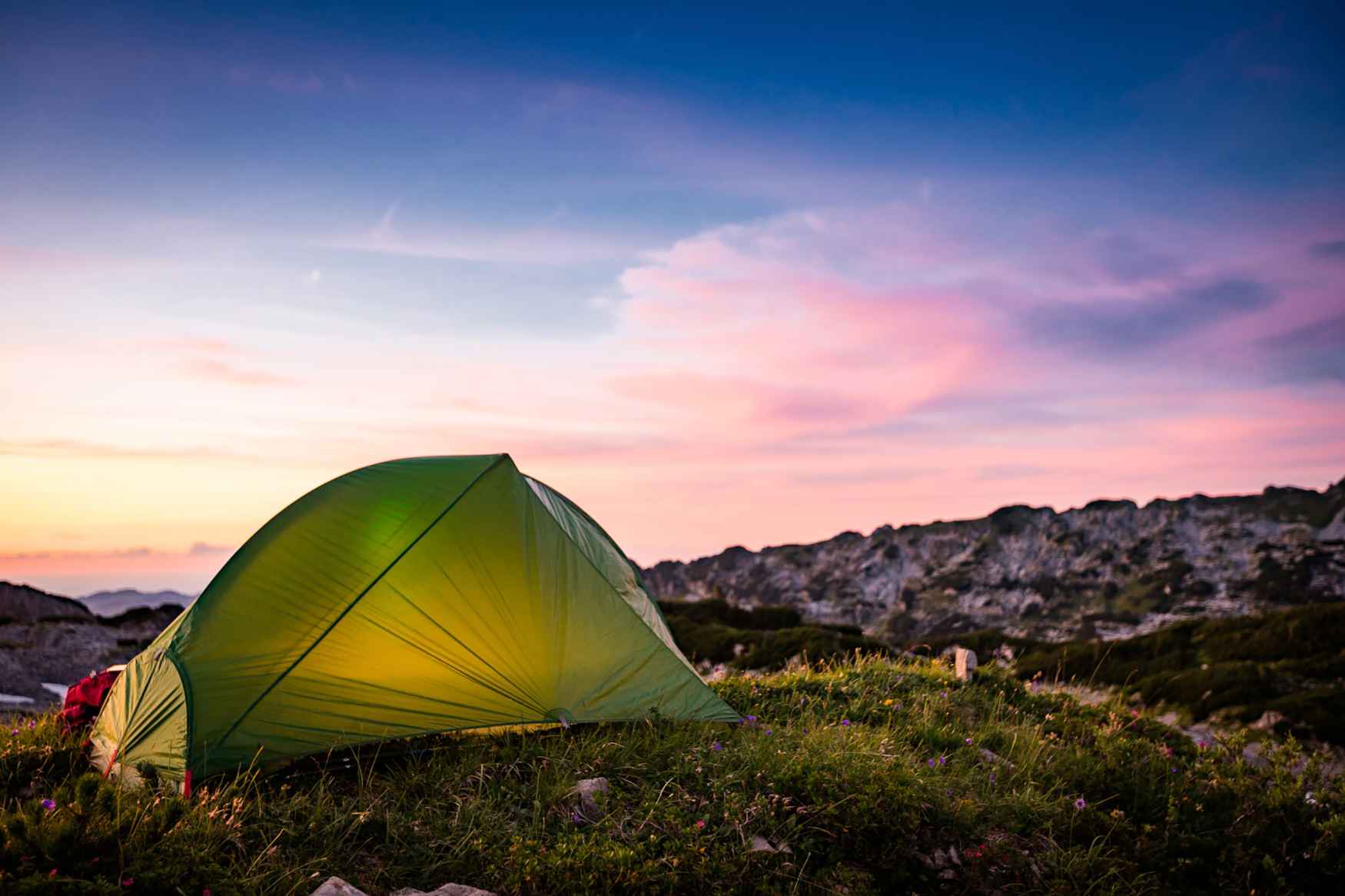 Non importa se per fare una lunga passeggiata o un'escursione su sentieri battuti: con TAURUS PRO GTX MID Ws ci si sente a proprio agio ovunque. La scarpa multifunzione leggera e discreta è stata realizzata con una forma speciale da donna e presenta una tomaia MID CUT in pelle scamosciata e un tessuto robusto per cui offre buone prestazioni con un comfort ottimale. Allo stesso tempo la fodera in GORE-TEX impermeabile assicura sempre il massimo del comfort.