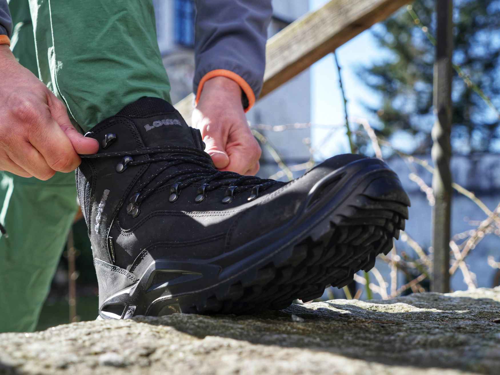 Toutes les chaussures d’extérieur ne peuvent pas prétendre au titre de grand classique... À moins qu’il ne s’agisse de la RENEGADE, l’un des modèles LOWA tant plébiscités ! Pour optimiser un modèle déjà culte, la RENEGADE EVO GTX LO été agrémentée de quelques éléments bien pensés - tant sur le plan fonctionnel qu’esthétique. Ces chaussures polyvalentes confortables répondent à tous les critères de manière encore plus remarquable, qu’il s’agisse de leur parfait chaussant, de la place suffisante pour les orteils ou de leur design, et ce, sans pour autant faire le moindre compromis sur la fonctionnalité.